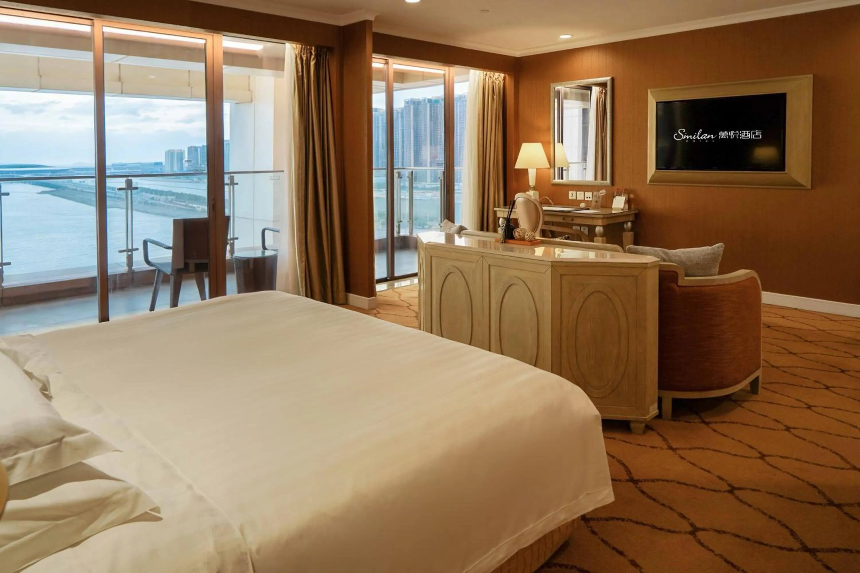 Photo of the whole room, Bed in Similan Hotel Zhuhai-Gongbei Port