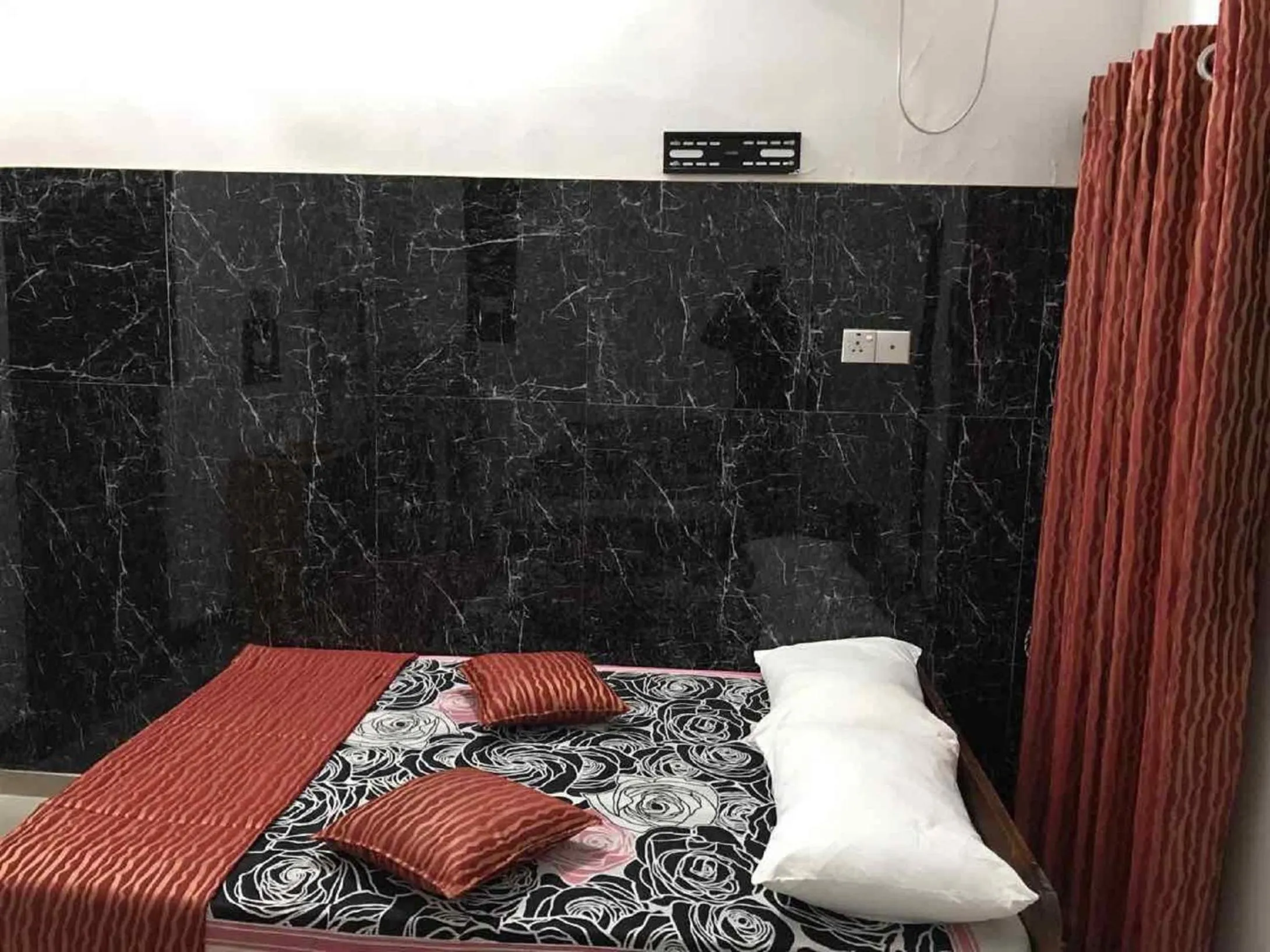 Decorative detail, Bed in Dyke Rest