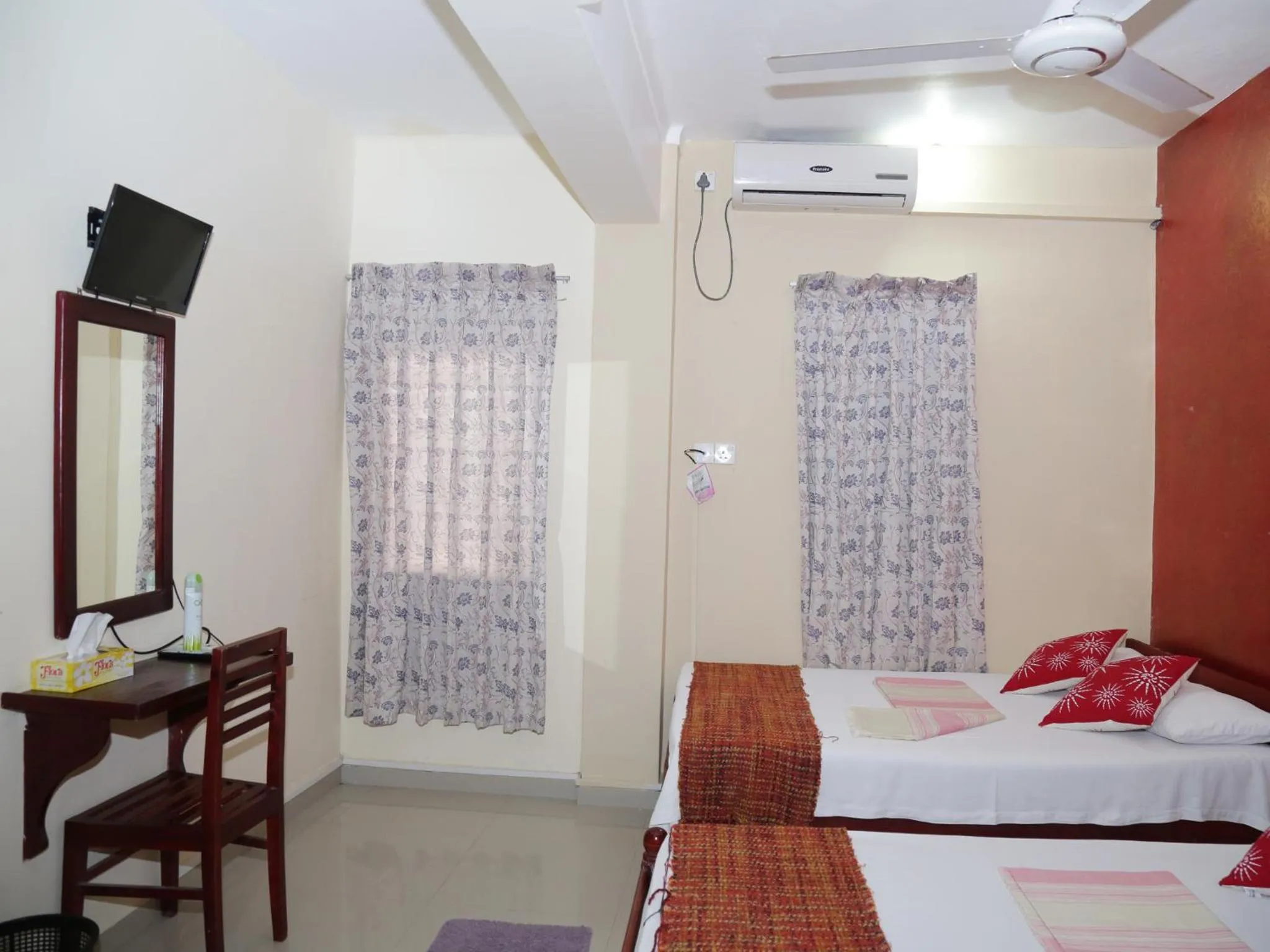 Photo of the whole room, Bed in Dyke Rest