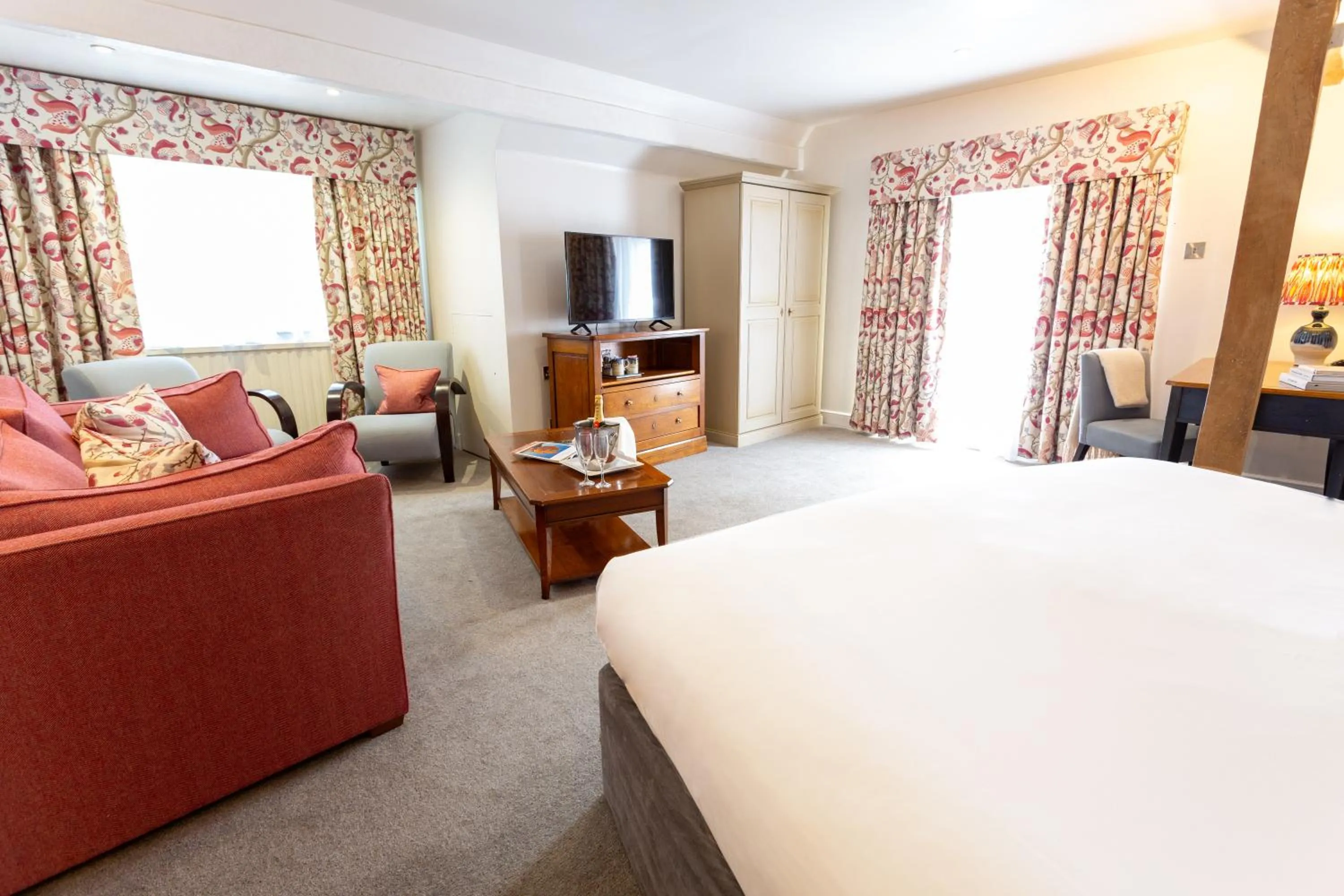 Seating area, Bed in Swan Hotel & Spa