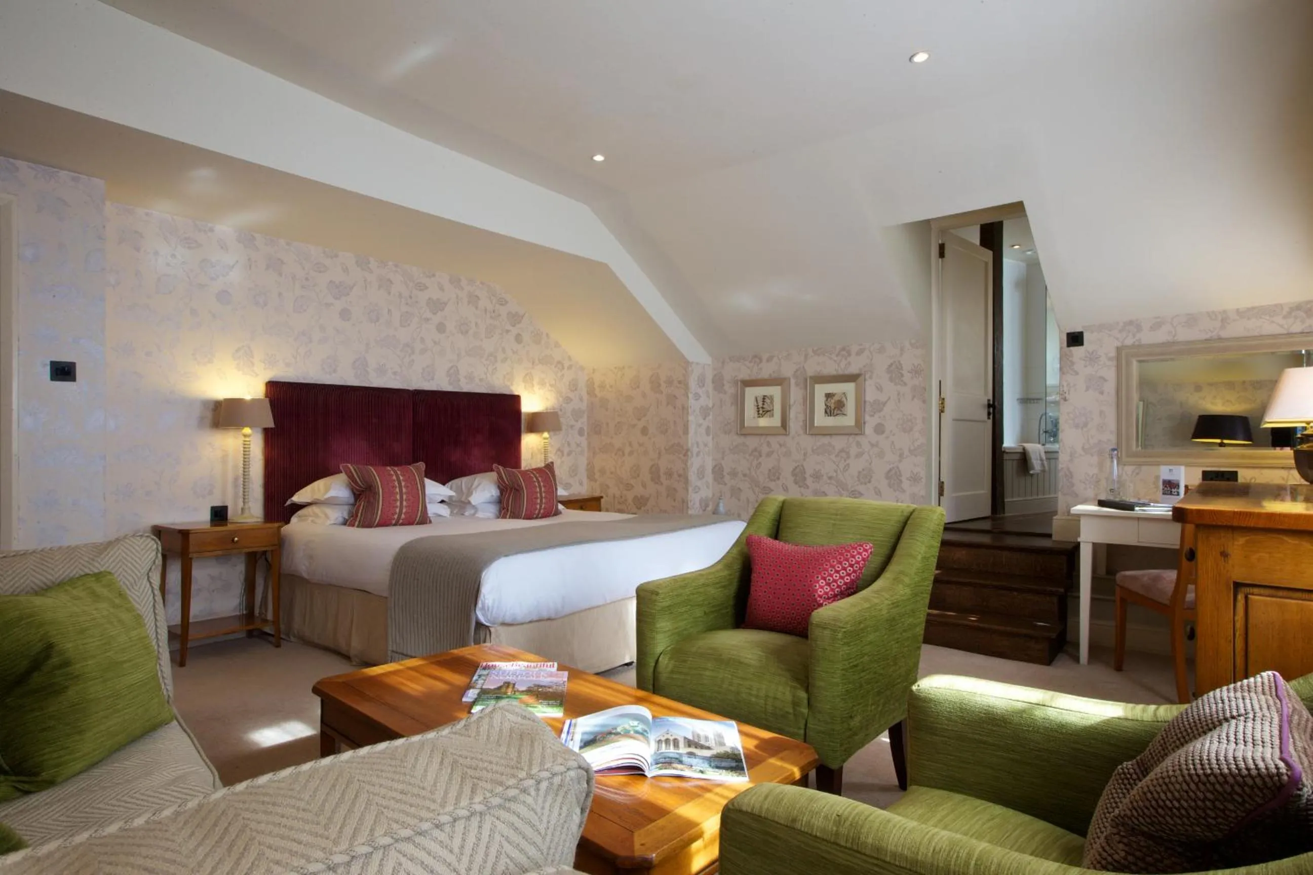 Photo of the whole room, Bed in Swan Hotel & Spa