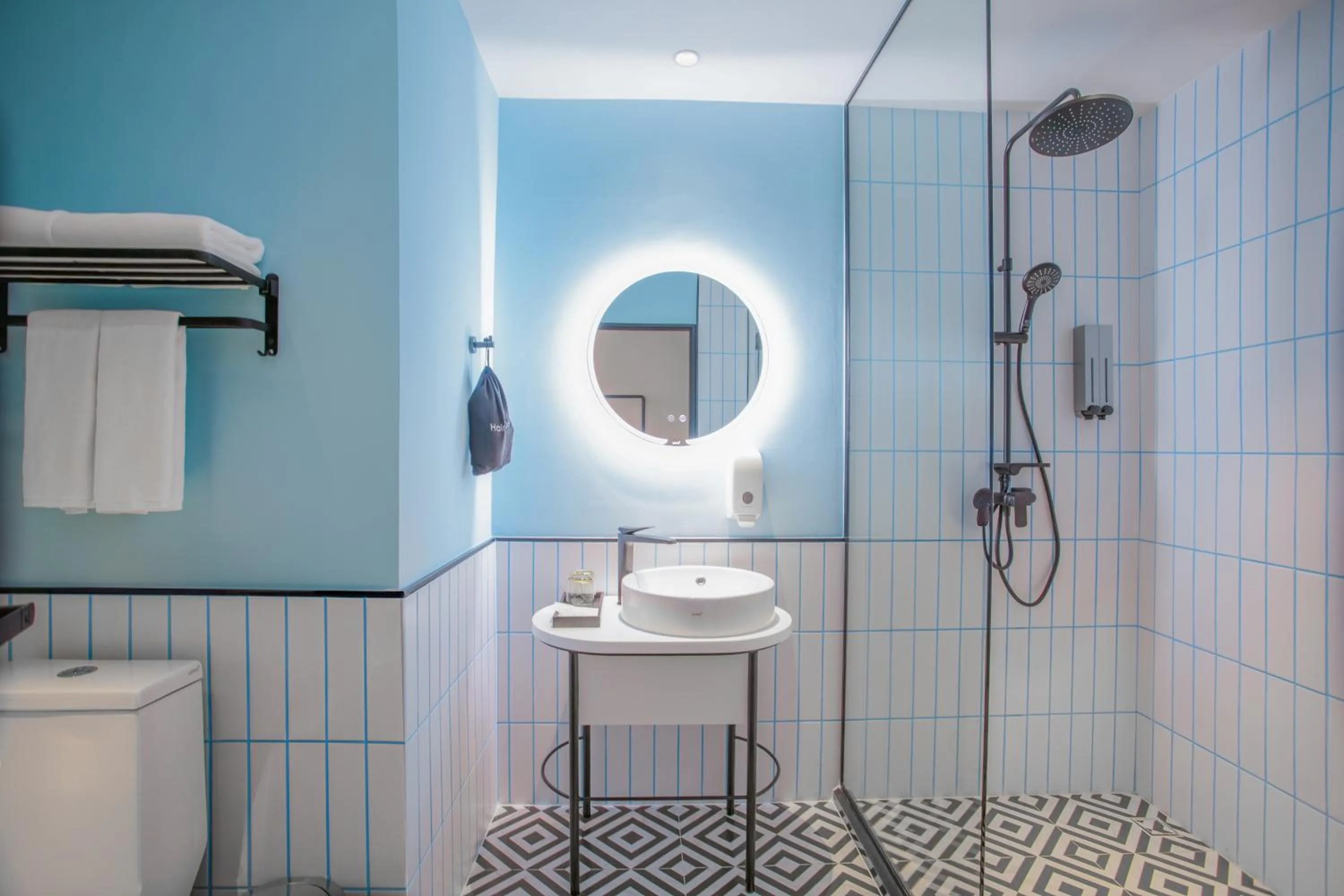 Shower in Lub d Bangkok Chinatown - Steps from Sam Yod MRT Station