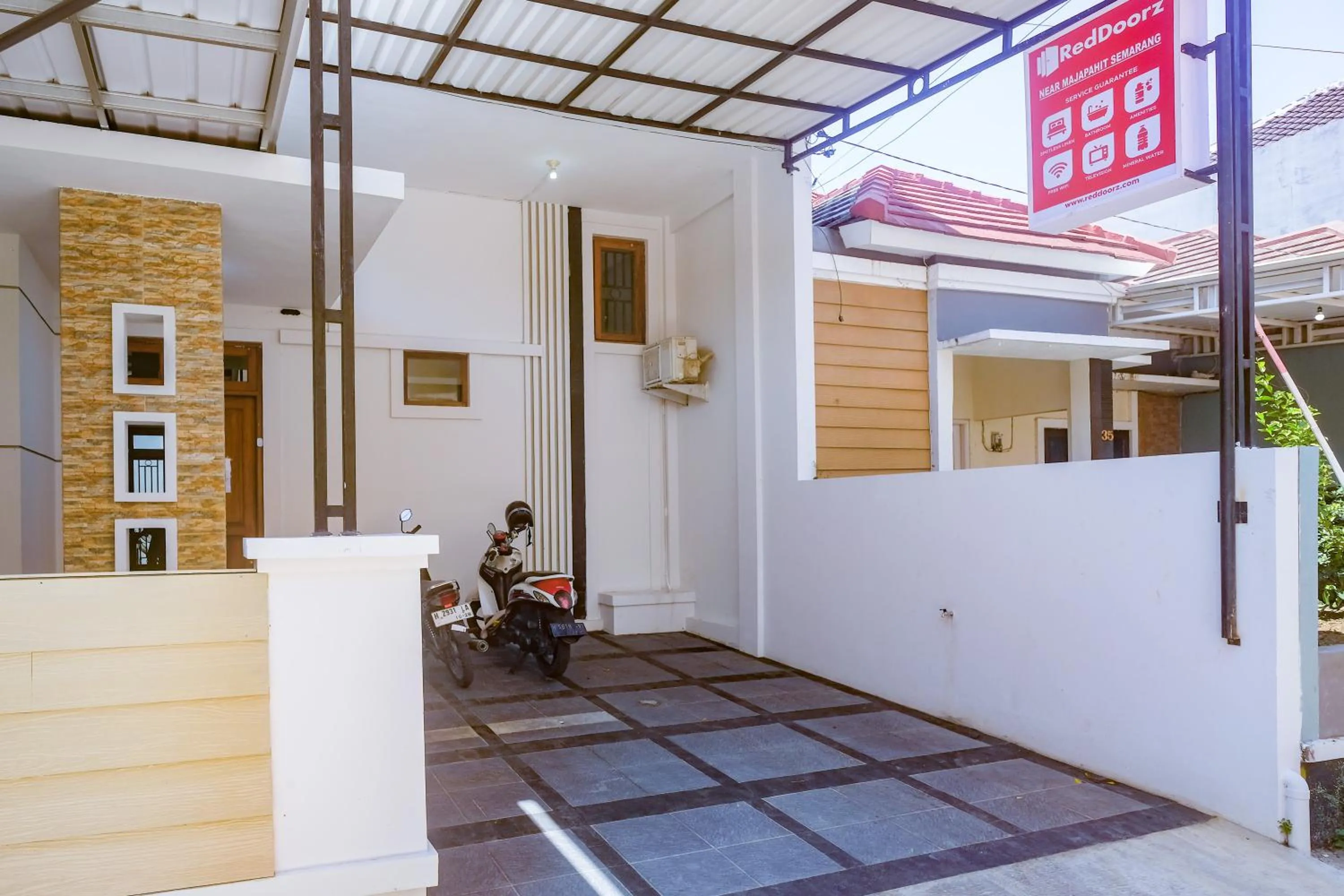 Parking in RedDoorz Near Majapahit Semarang