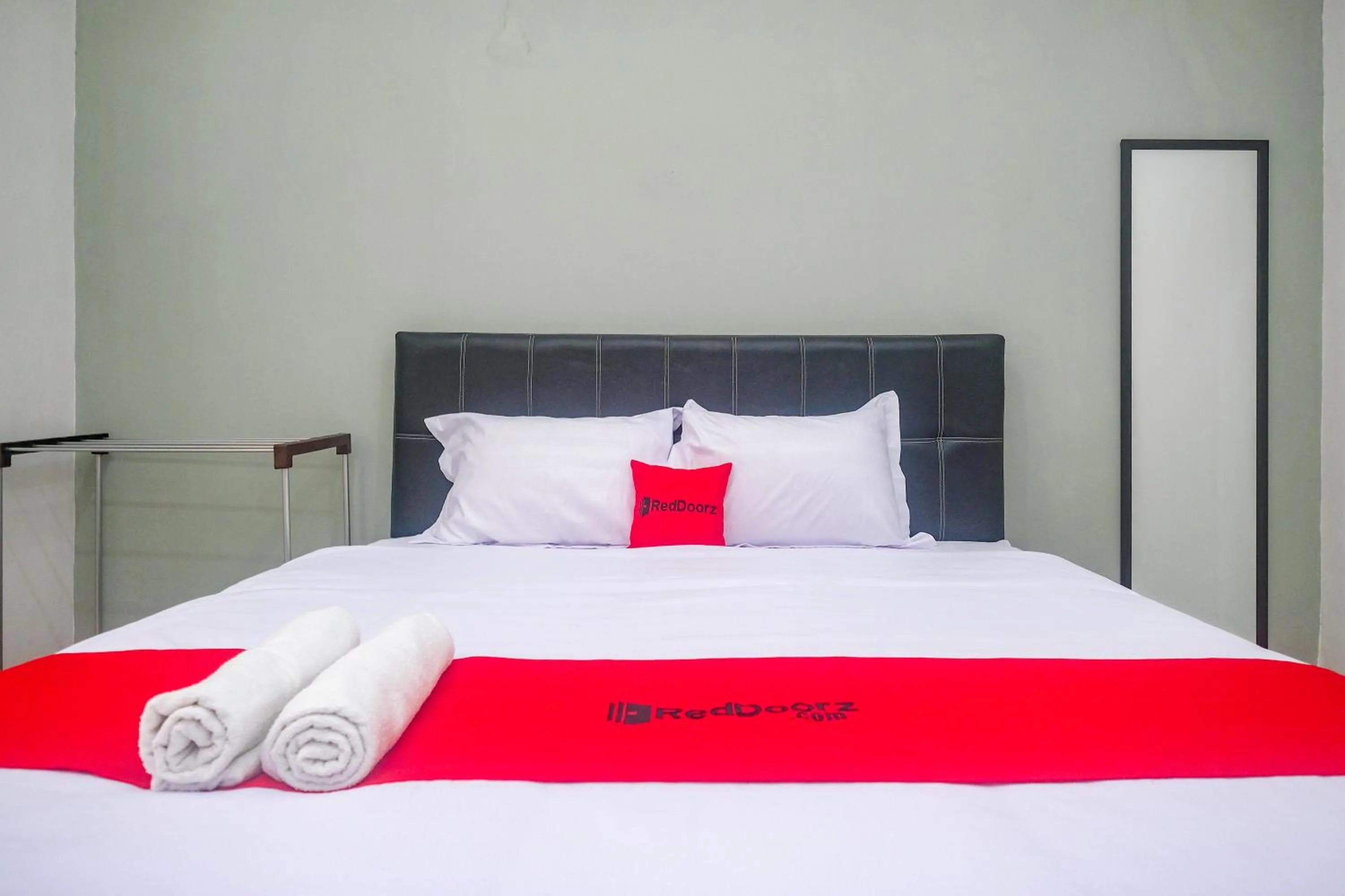Bedroom, Bed in RedDoorz Near Majapahit Semarang