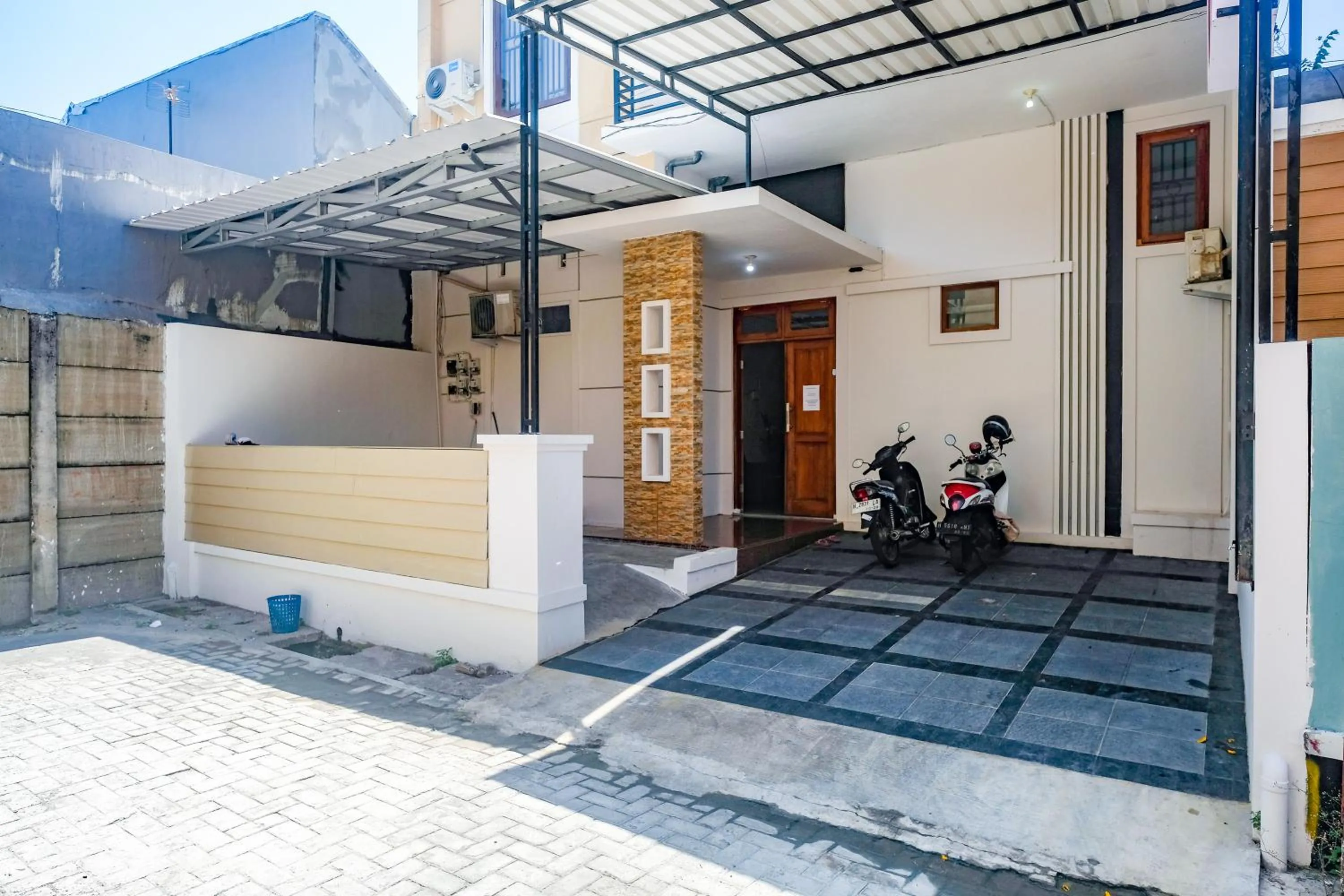 Property building in RedDoorz Near Majapahit Semarang