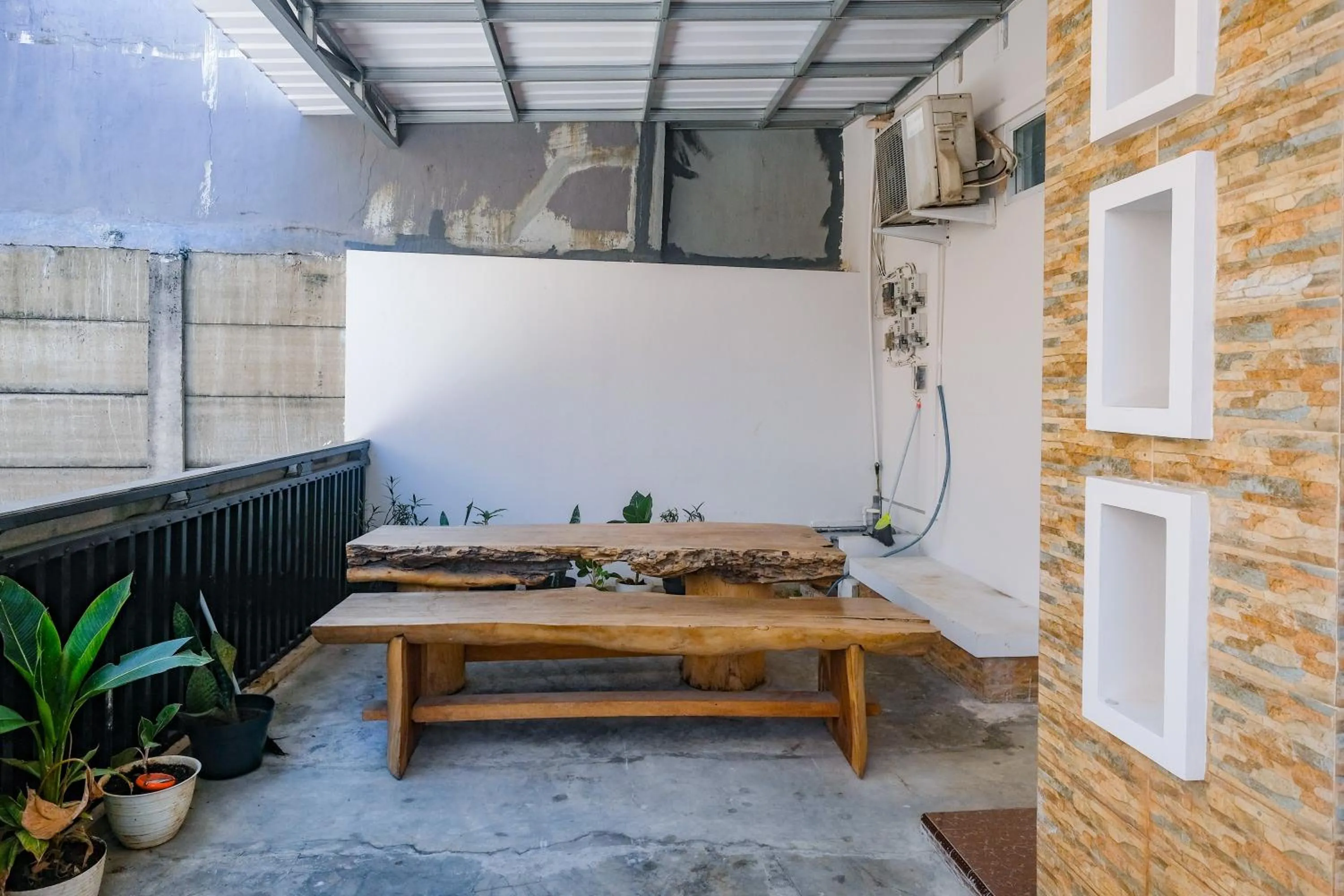 Seating area in RedDoorz Near Majapahit Semarang