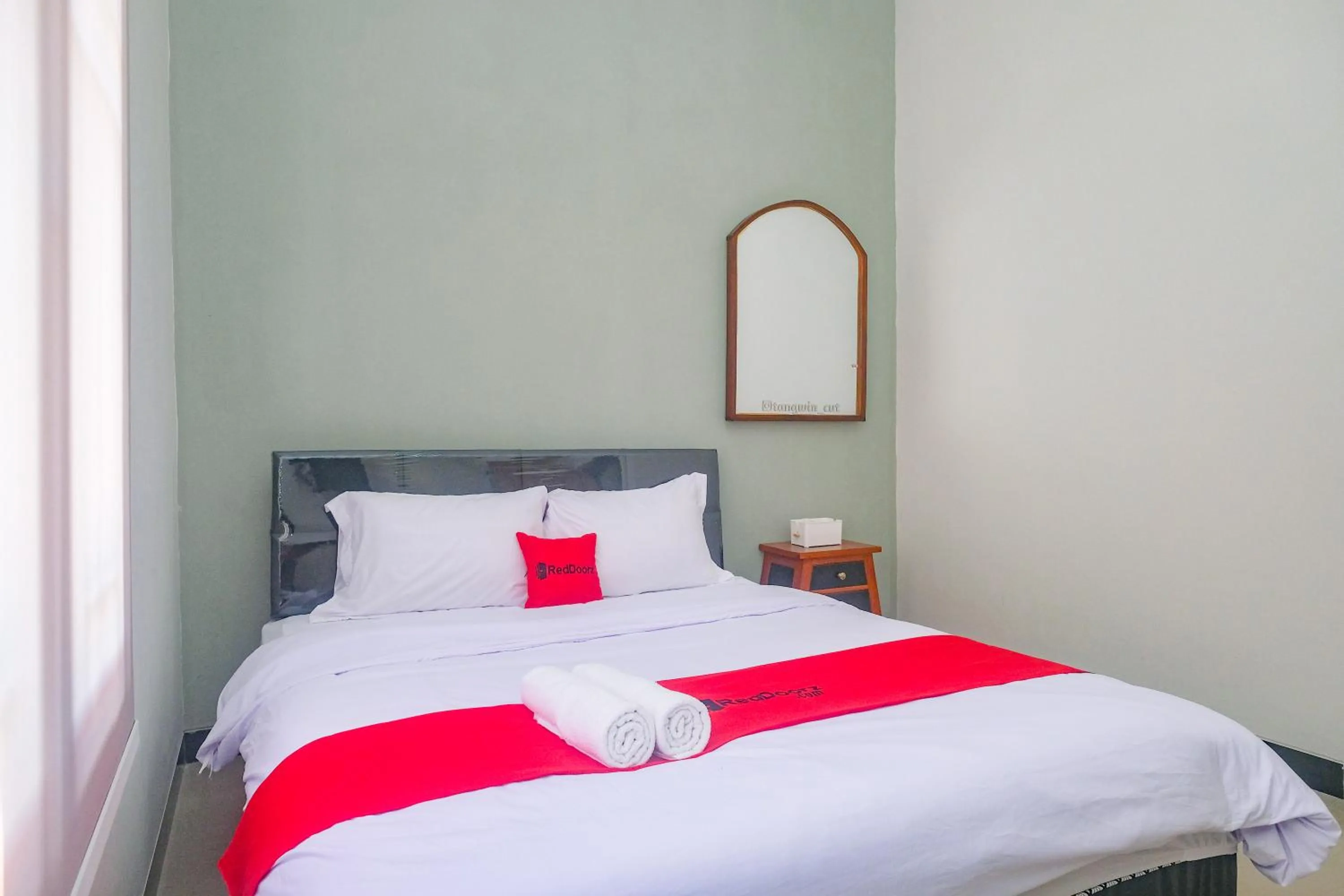 Bedroom, Bed in RedDoorz Near Majapahit Semarang
