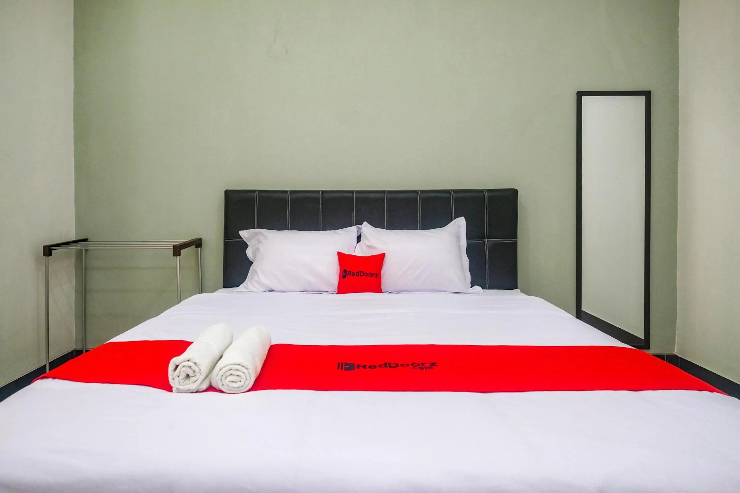 Bedroom, Bed in RedDoorz Near Majapahit Semarang