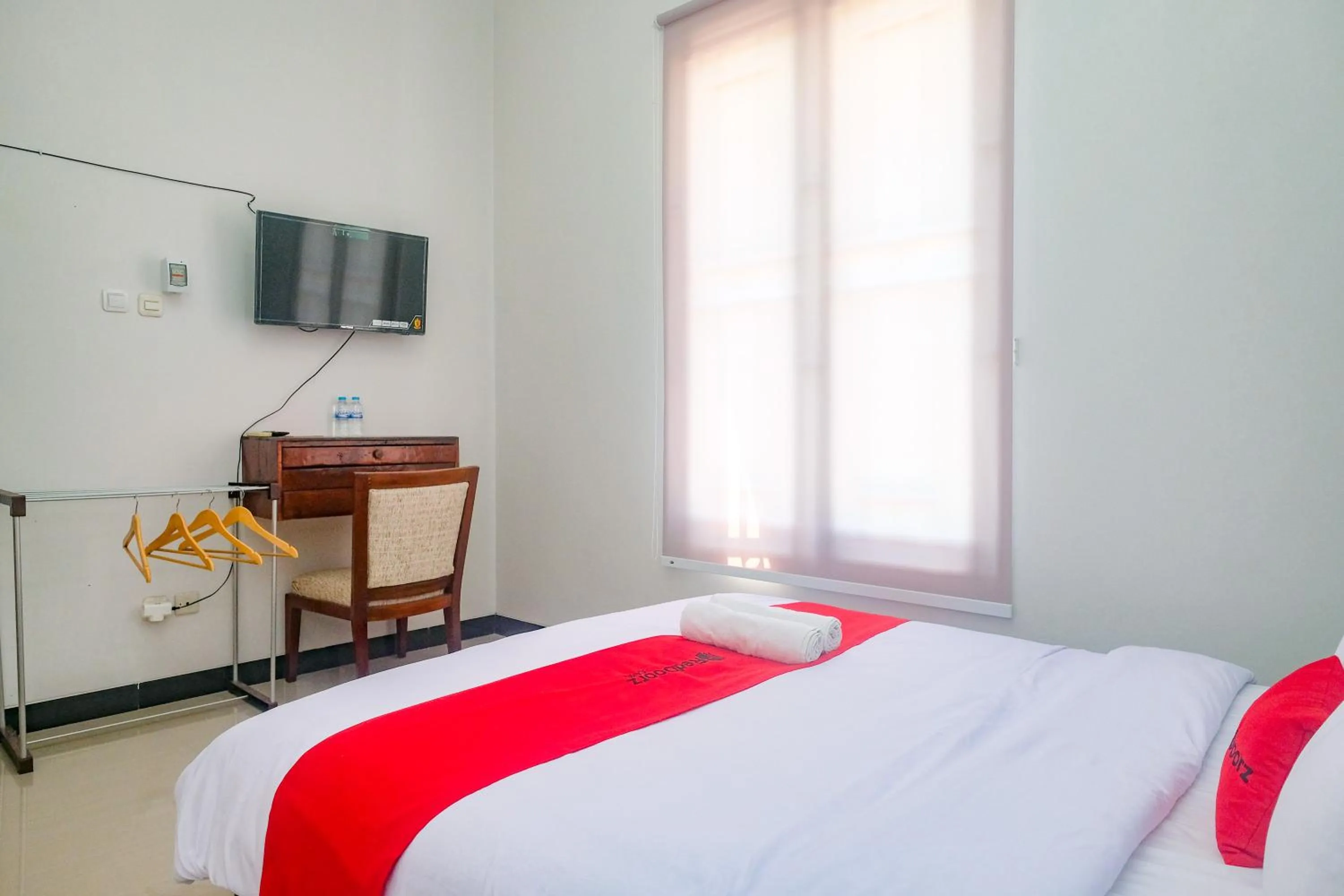 Bedroom, Bed in RedDoorz Near Majapahit Semarang