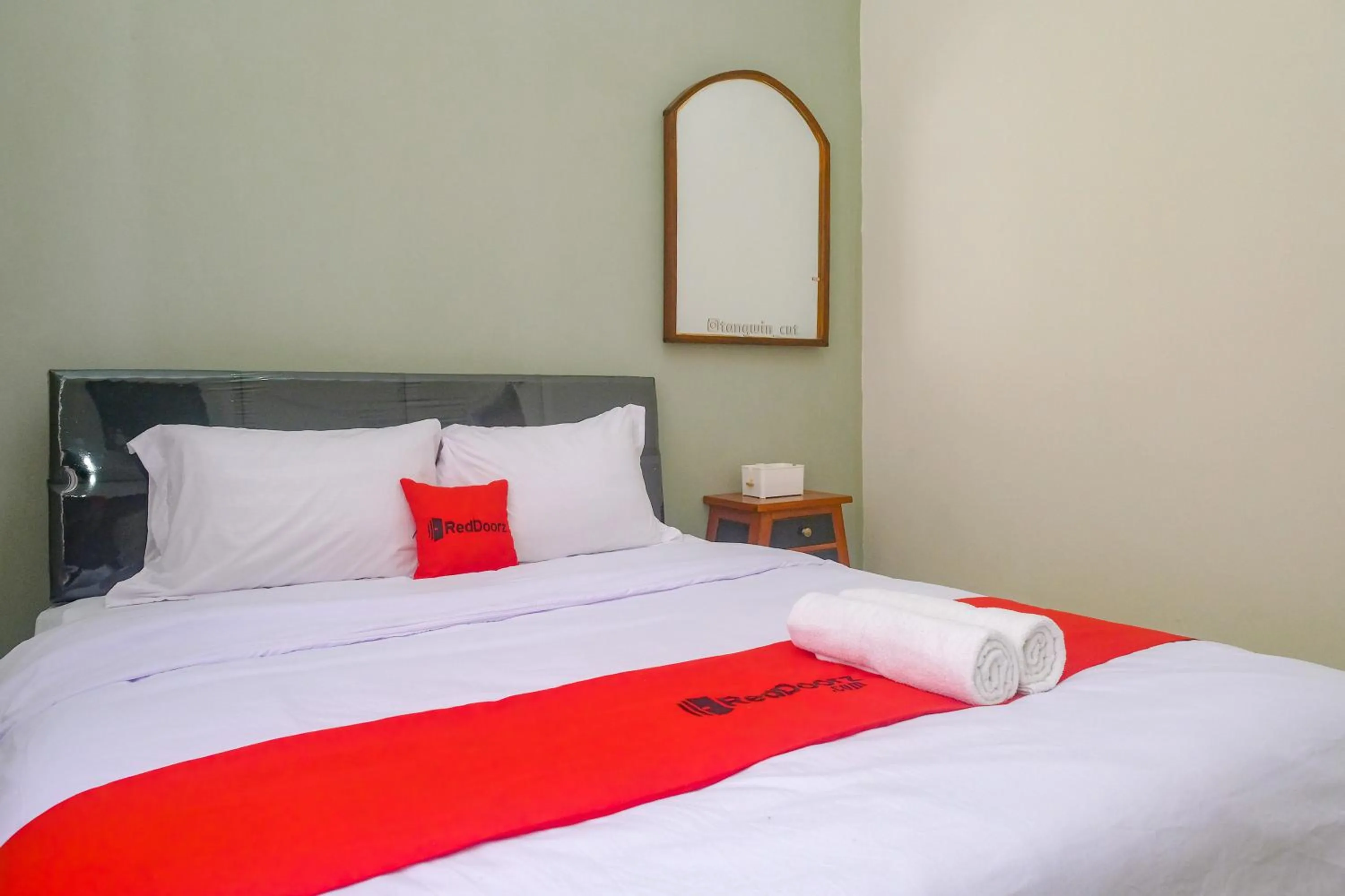 Bedroom, Bed in RedDoorz Near Majapahit Semarang