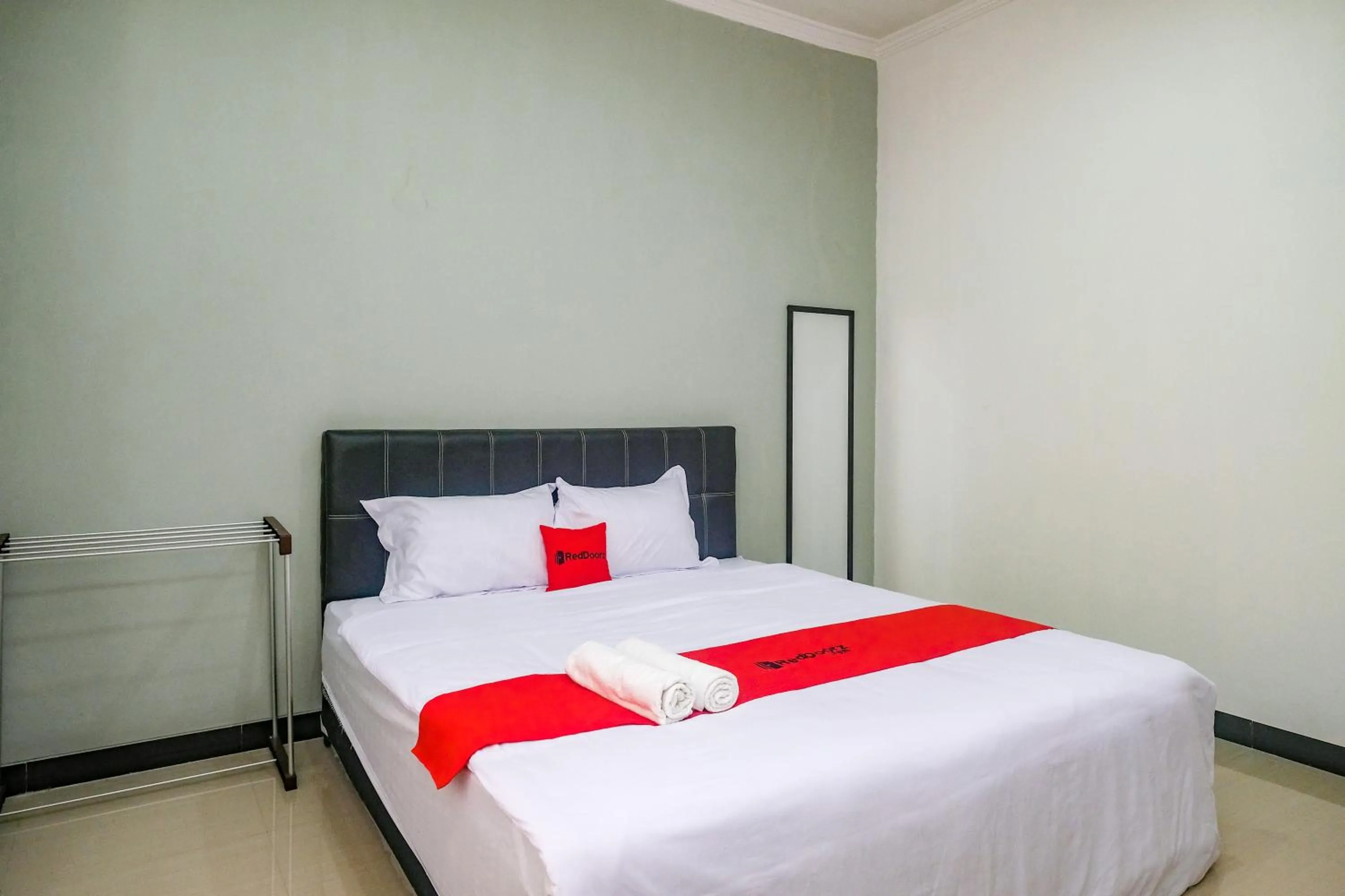 Bedroom, Bed in RedDoorz Near Majapahit Semarang