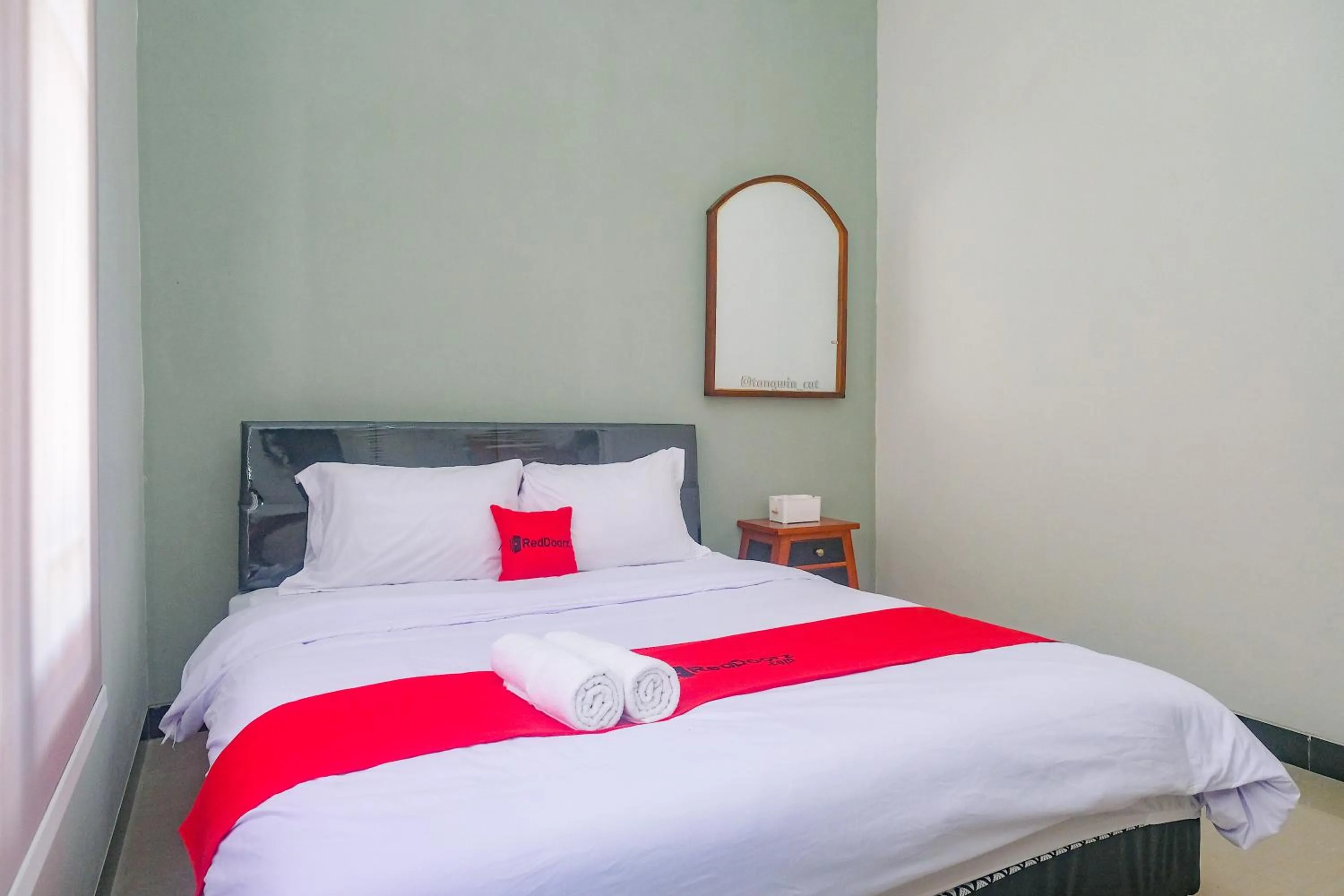 Bedroom, Bed in RedDoorz Near Majapahit Semarang