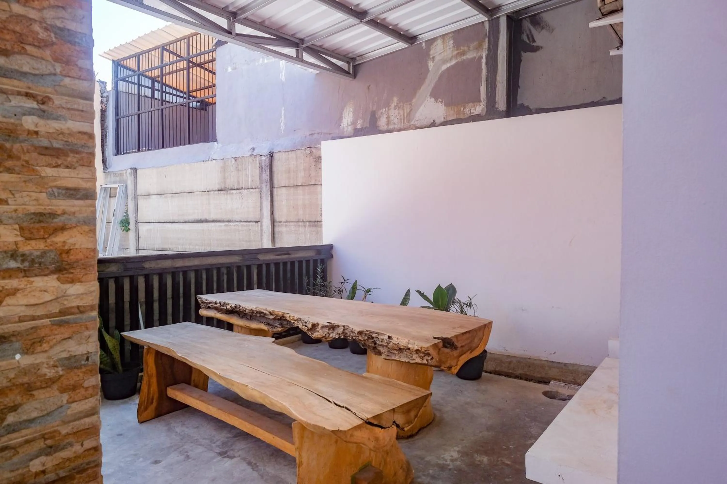 Seating area in RedDoorz Near Majapahit Semarang