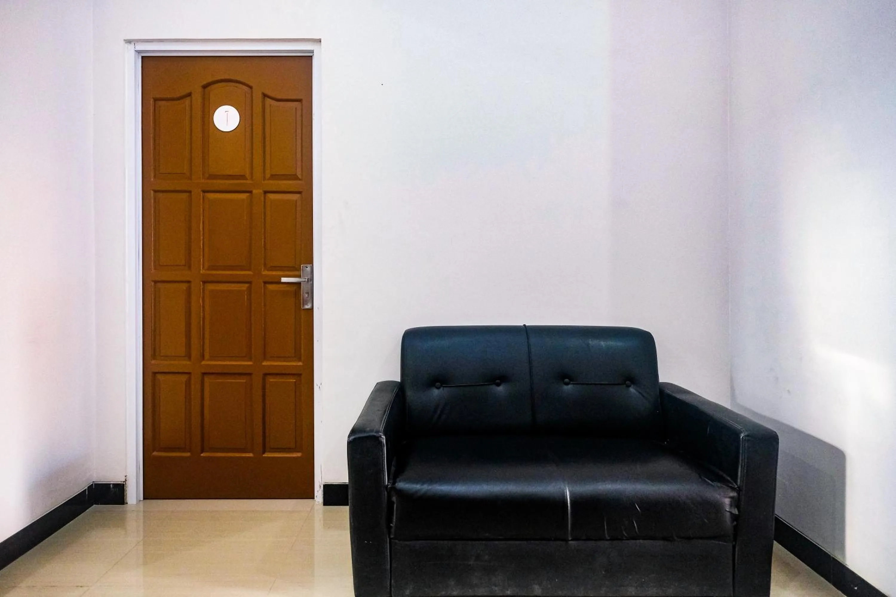 Seating area in RedDoorz Near Majapahit Semarang