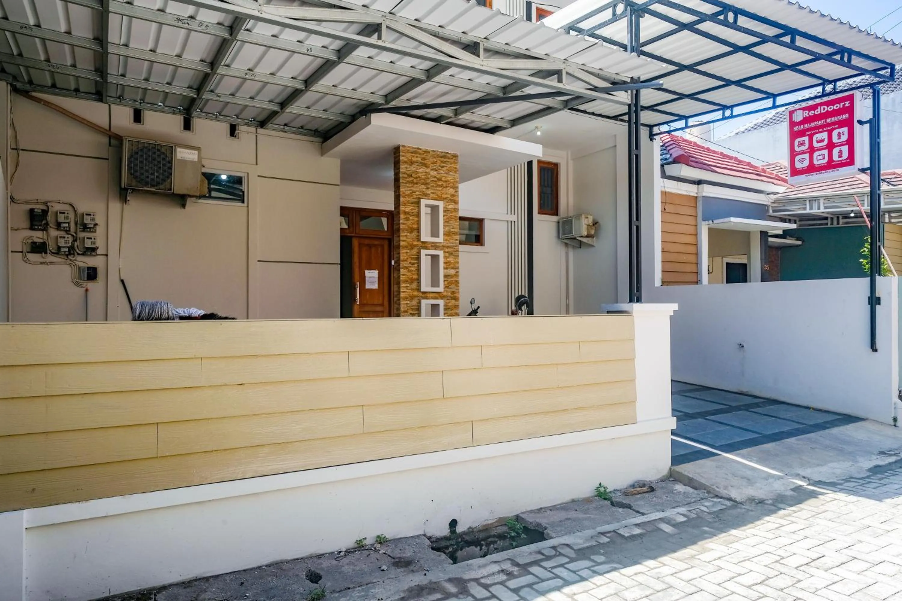 Property building in RedDoorz Near Majapahit Semarang
