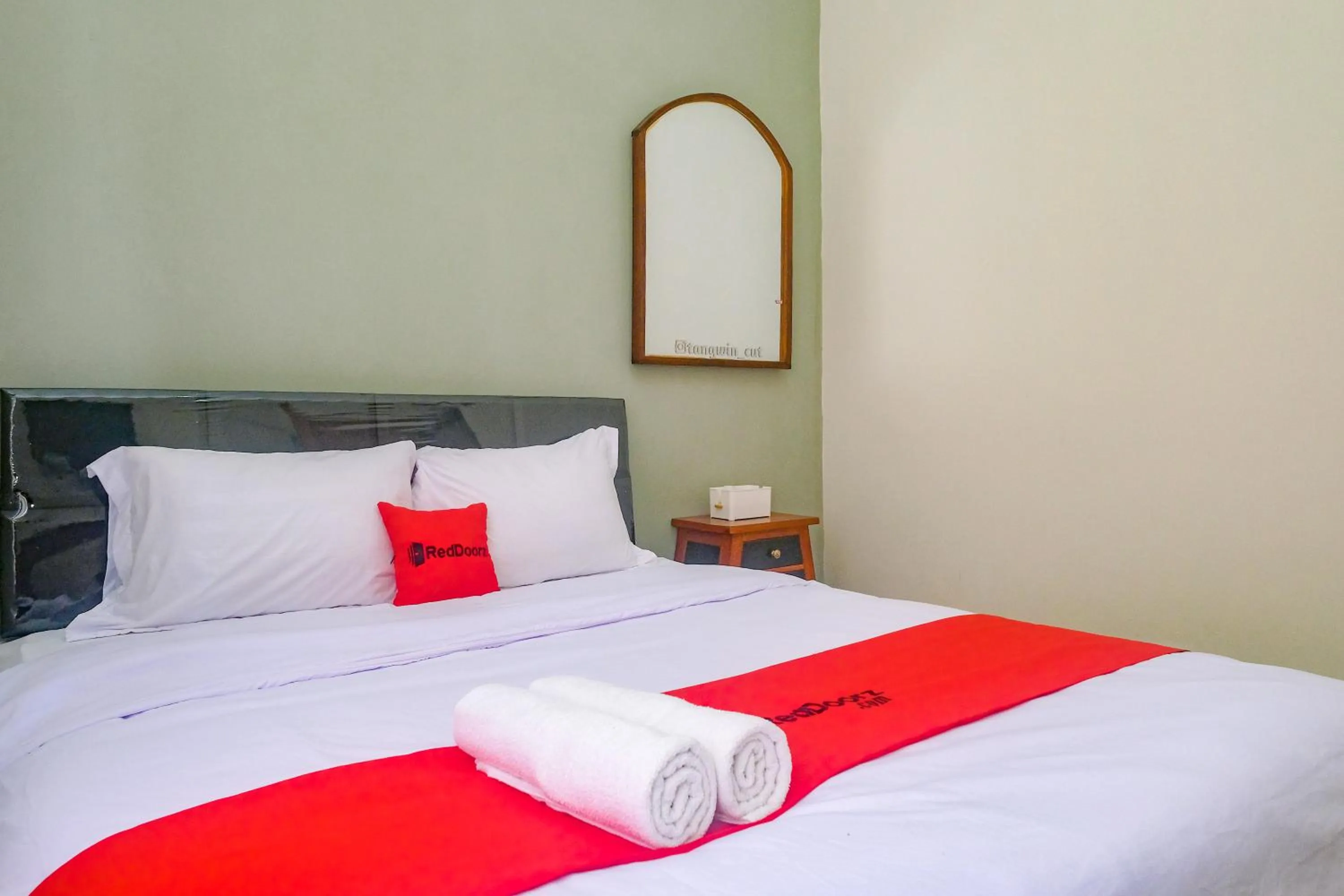 Bedroom, Bed in RedDoorz Near Majapahit Semarang