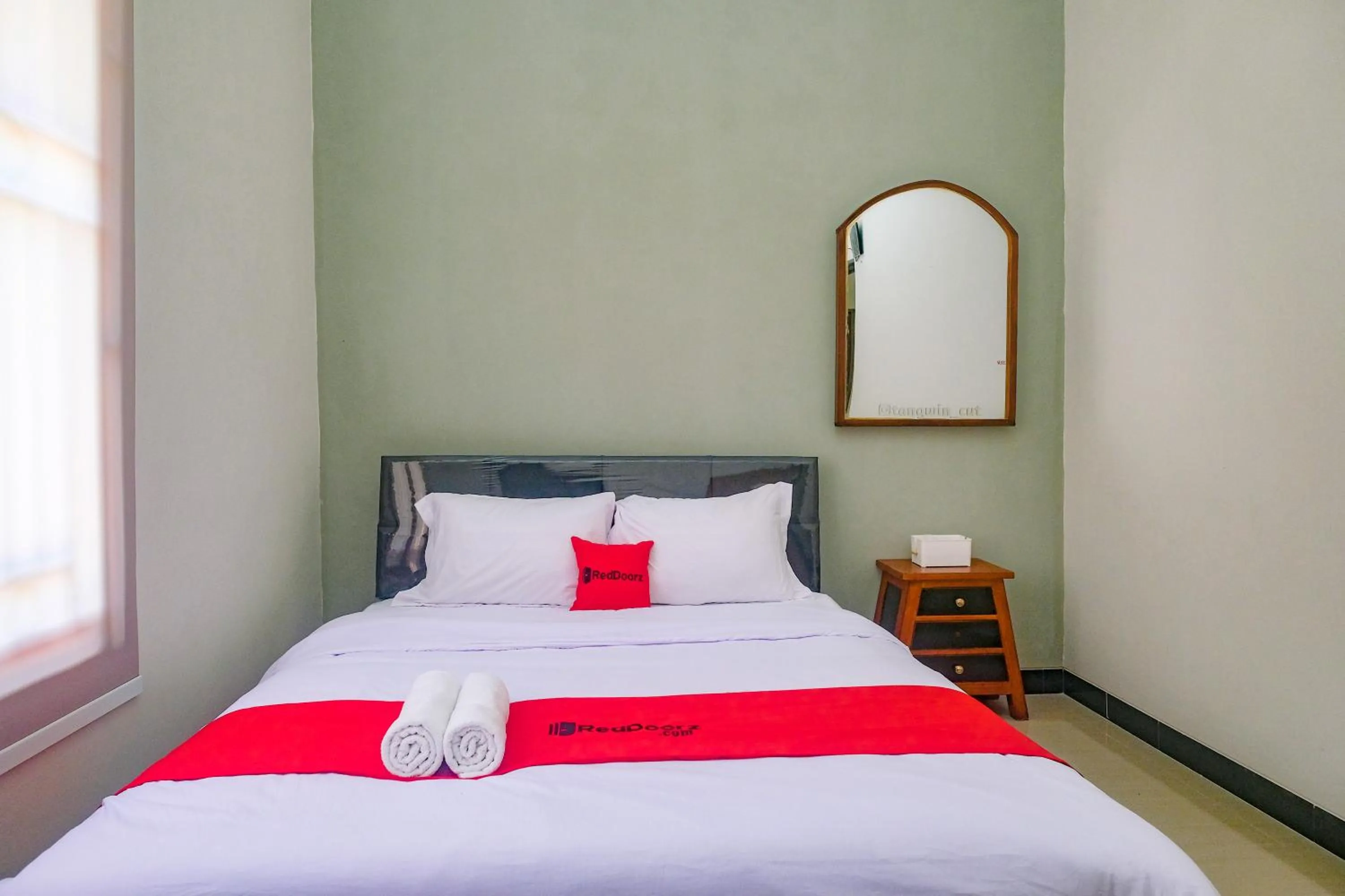Bedroom, Bed in RedDoorz Near Majapahit Semarang