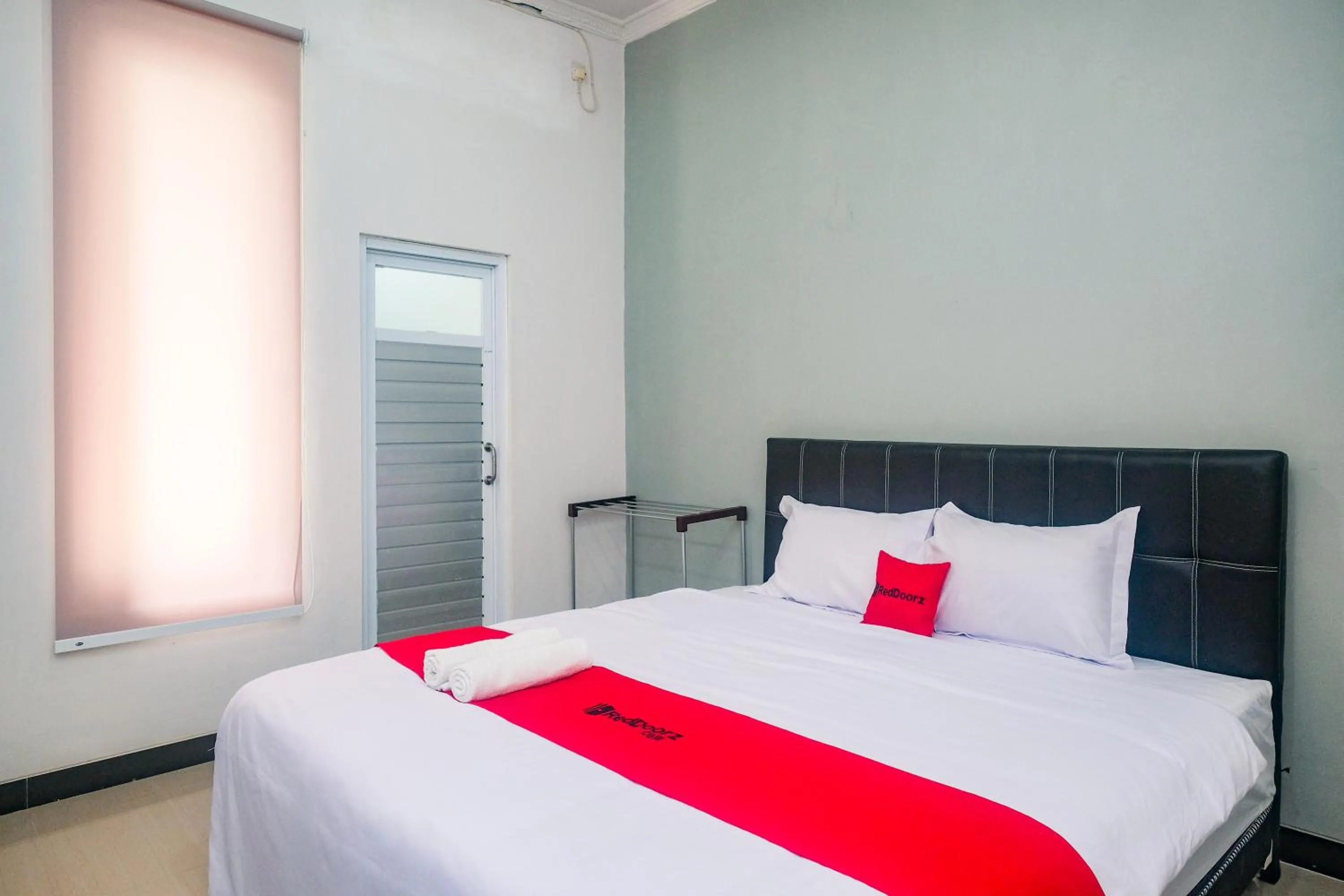 Bedroom, Bed in RedDoorz Near Majapahit Semarang