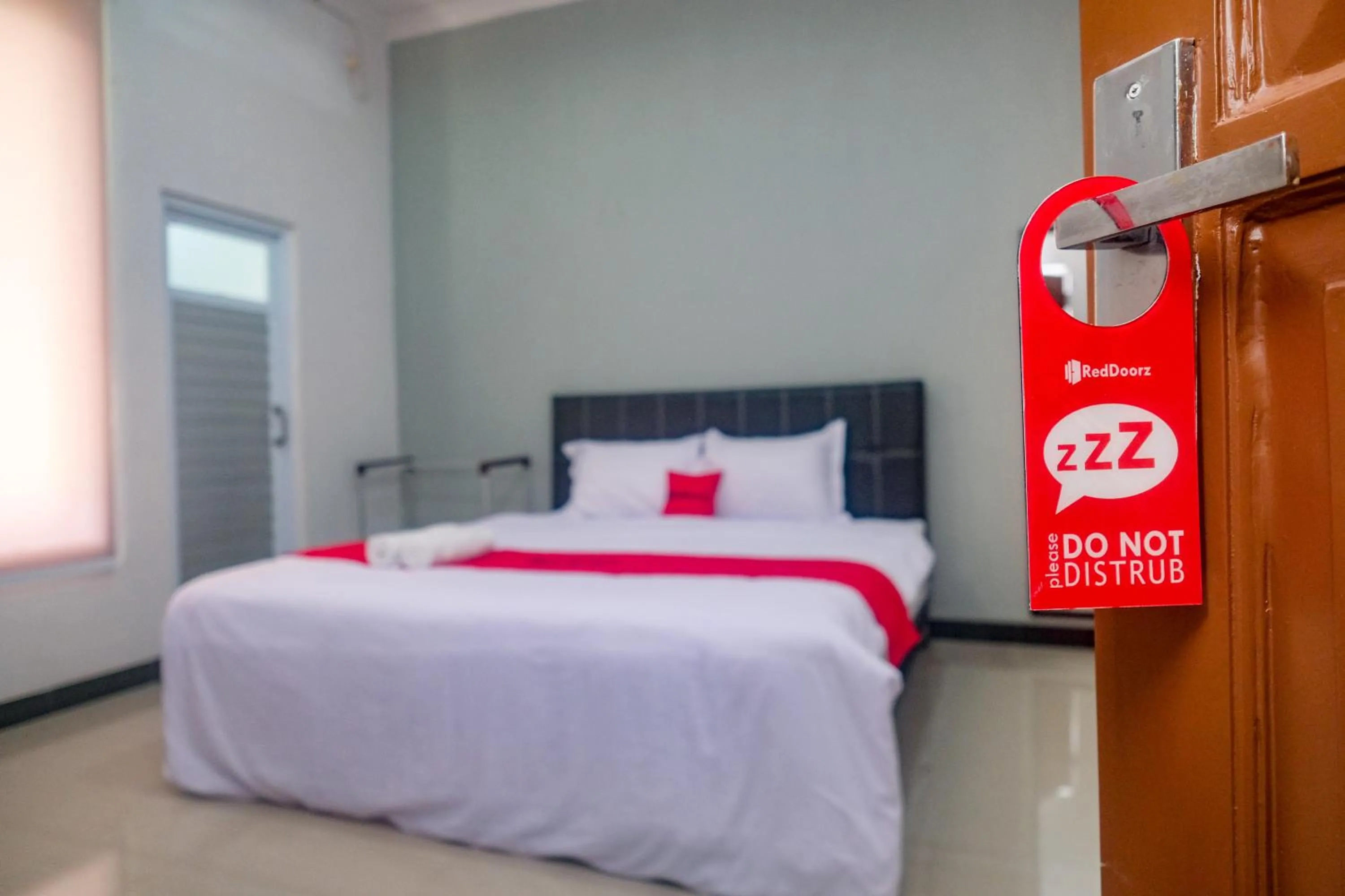 Bedroom, Bed in RedDoorz Near Majapahit Semarang