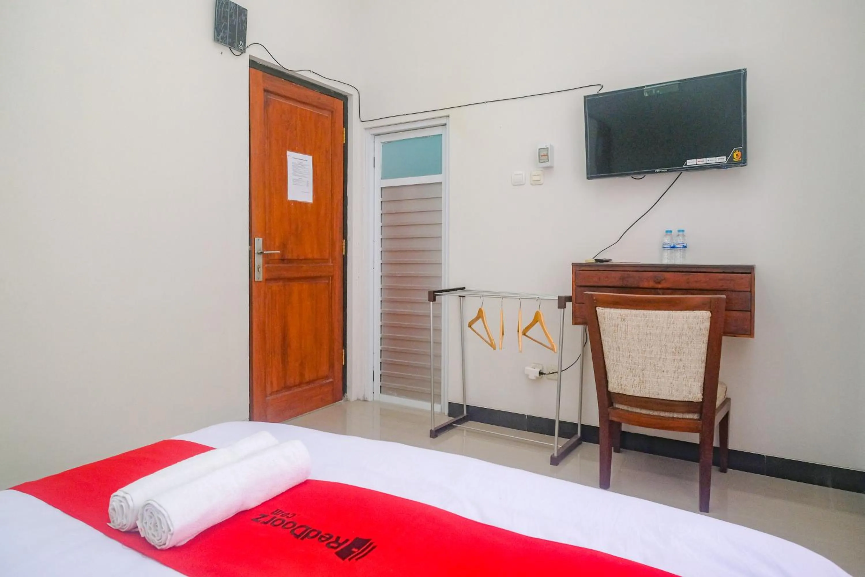 TV and multimedia, Bed in RedDoorz Near Majapahit Semarang