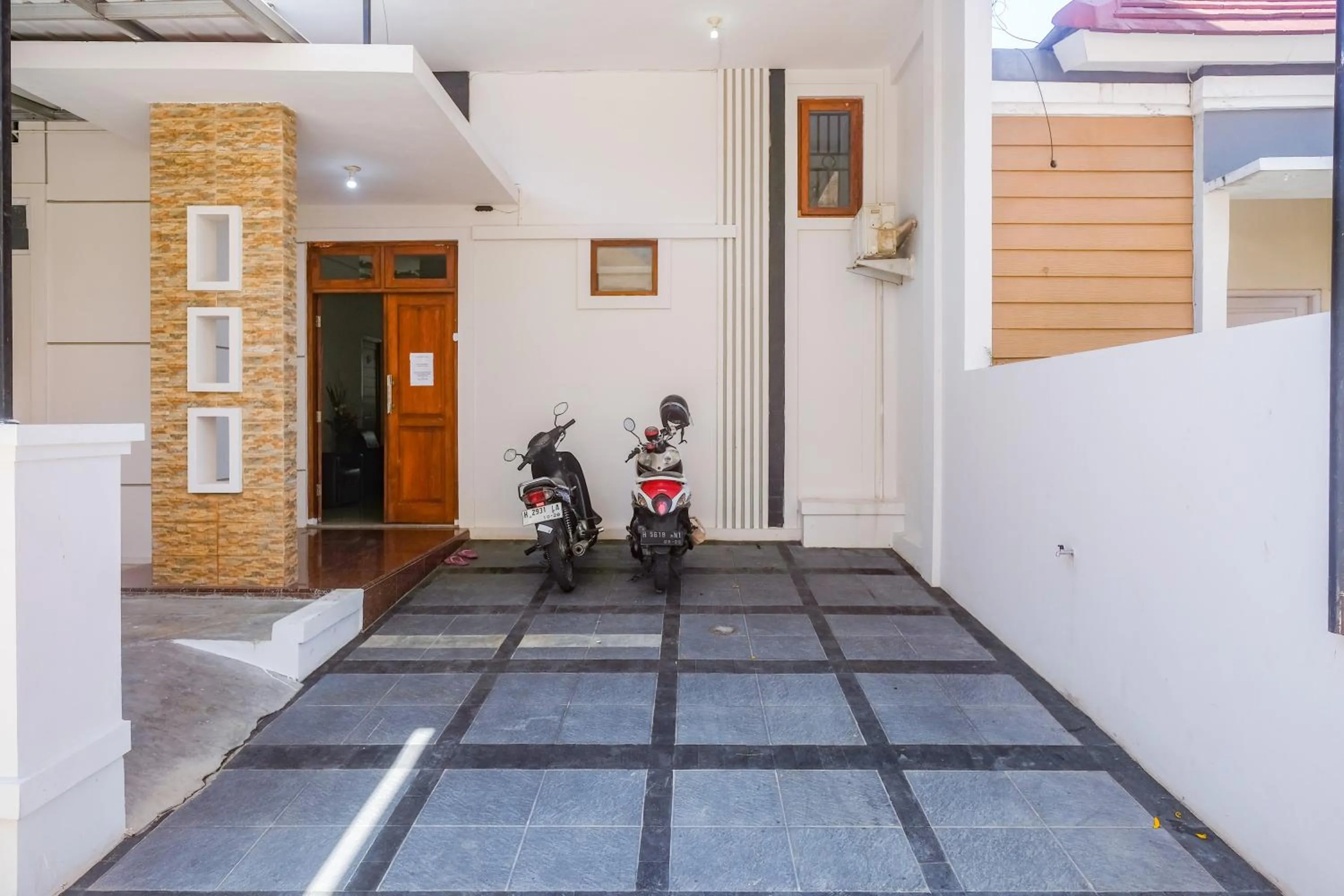 Parking in RedDoorz Near Majapahit Semarang
