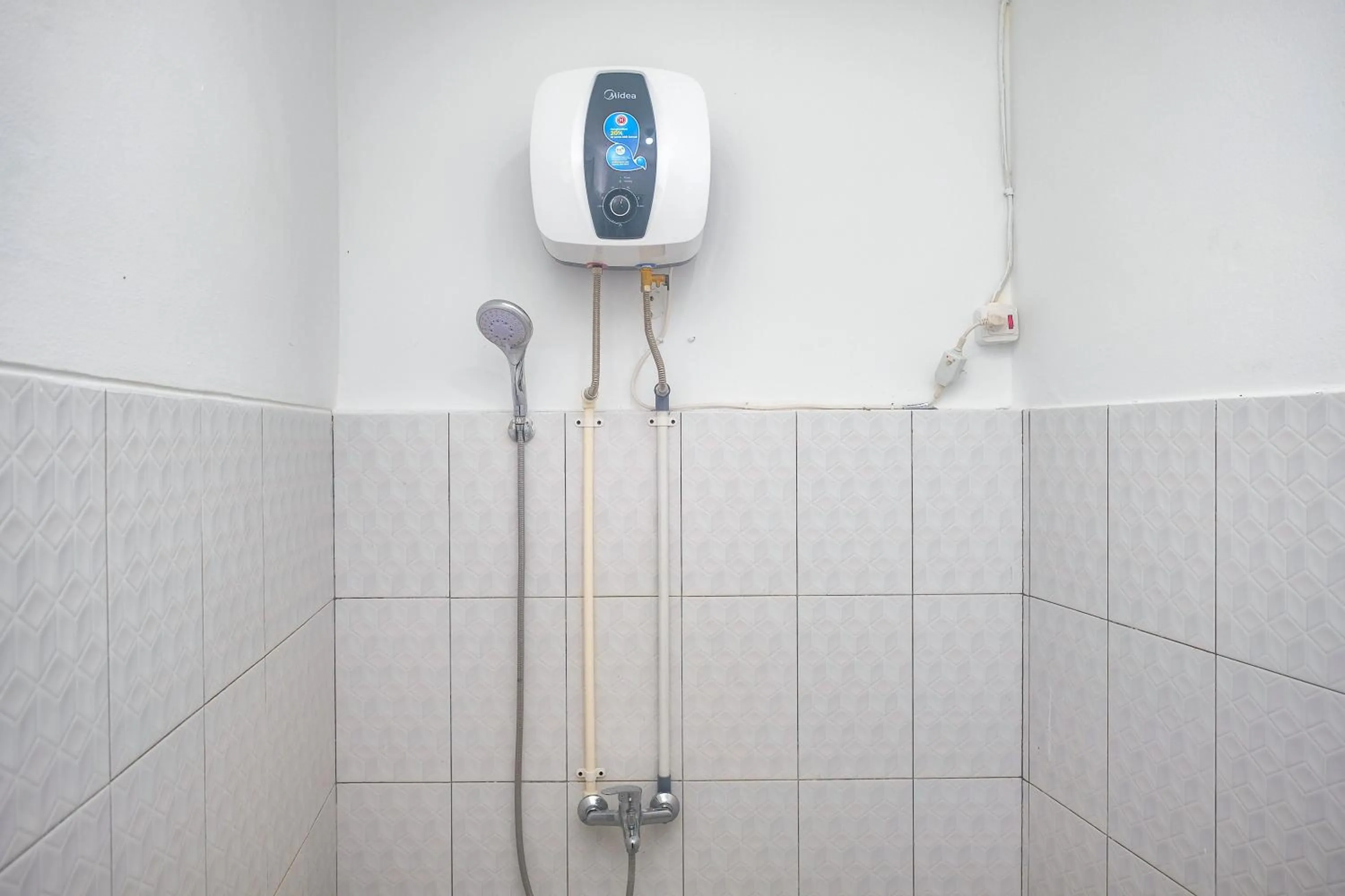 Bathroom in RedDoorz Near Majapahit Semarang