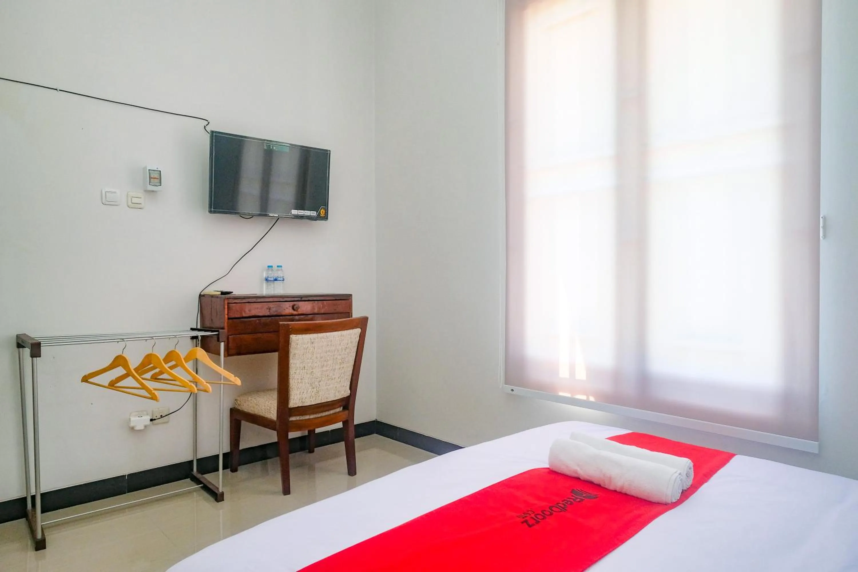Bedroom, Bed in RedDoorz Near Majapahit Semarang