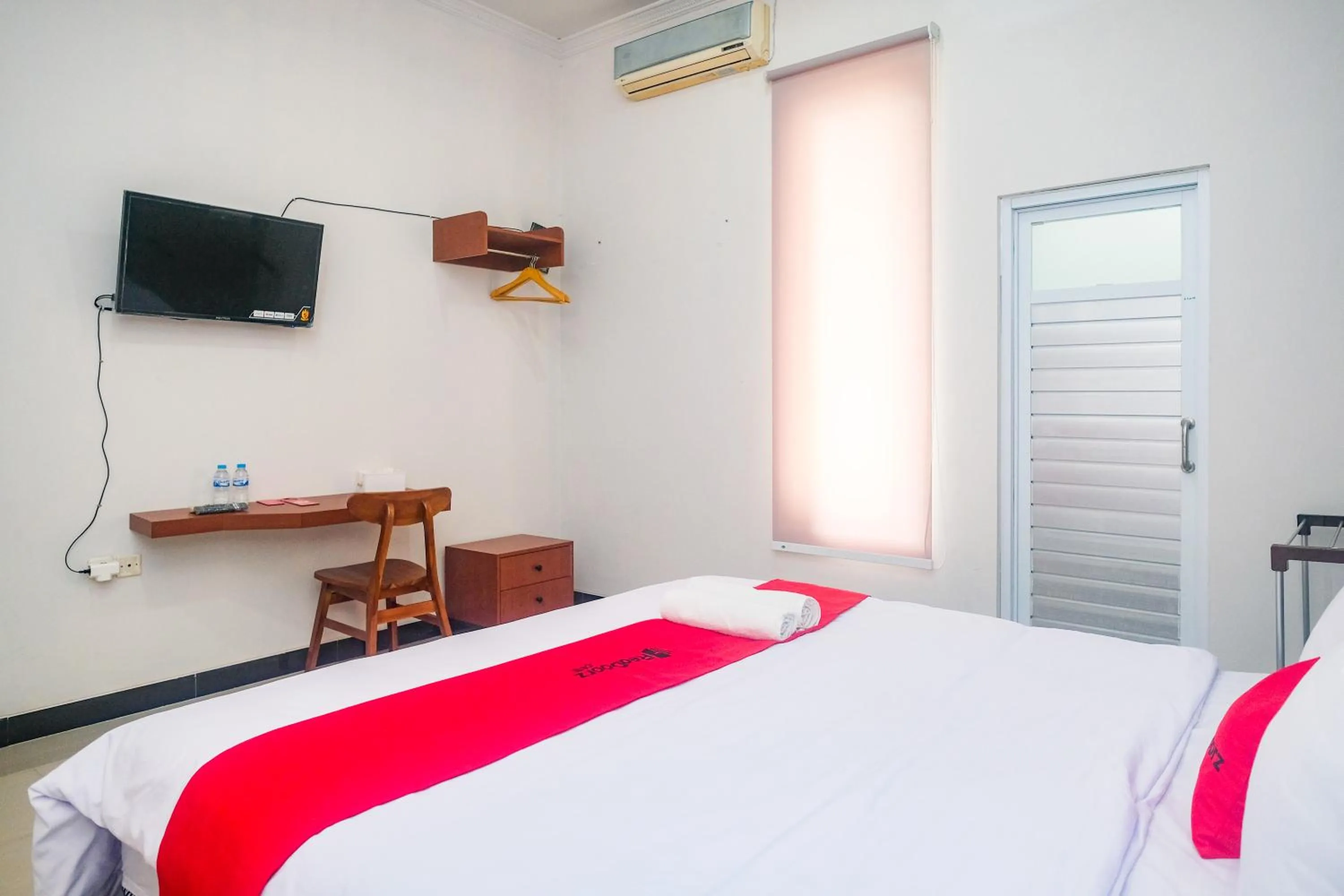 Bedroom, Bed in RedDoorz Near Majapahit Semarang