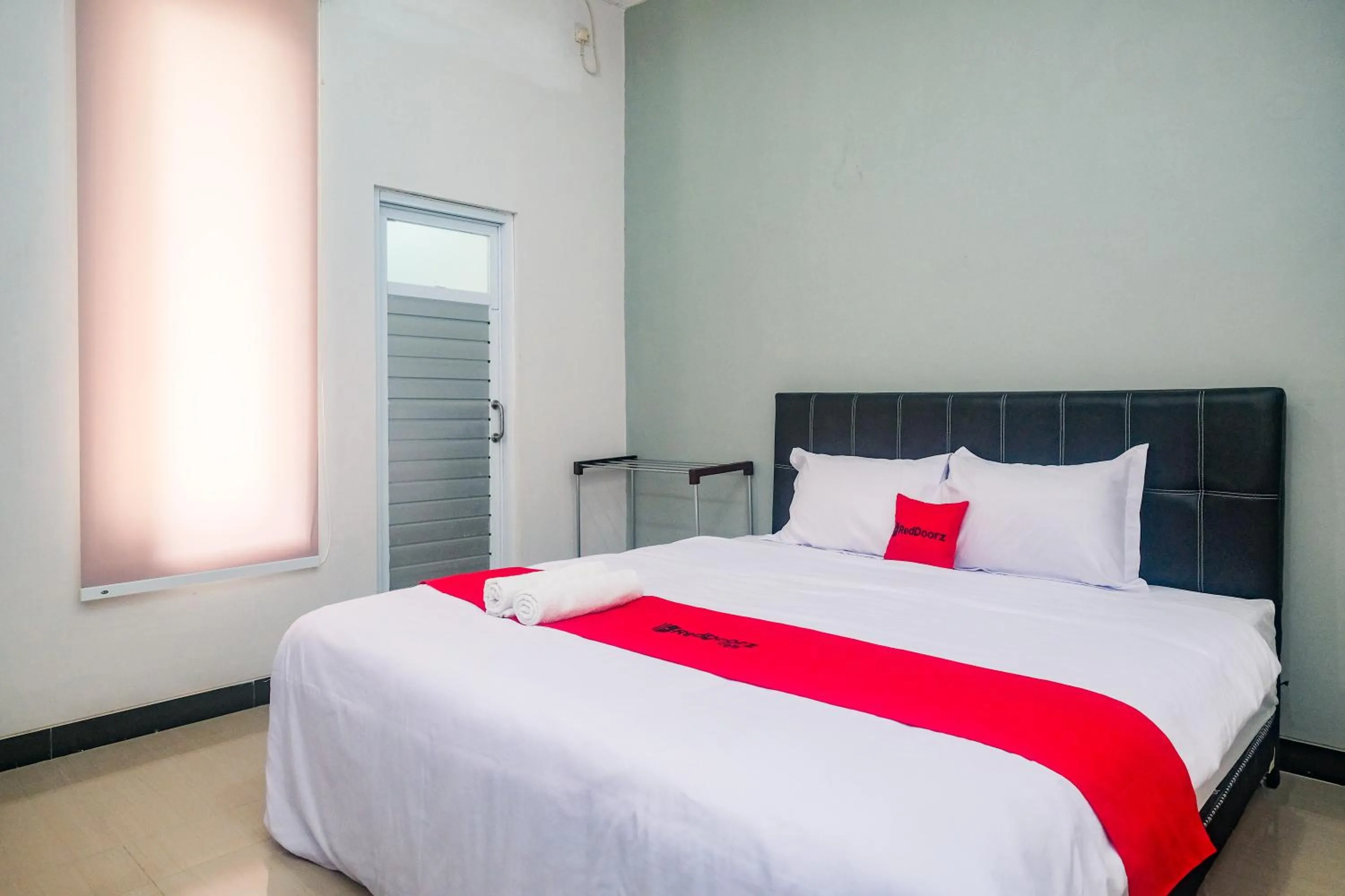 Bedroom, Bed in RedDoorz Near Majapahit Semarang