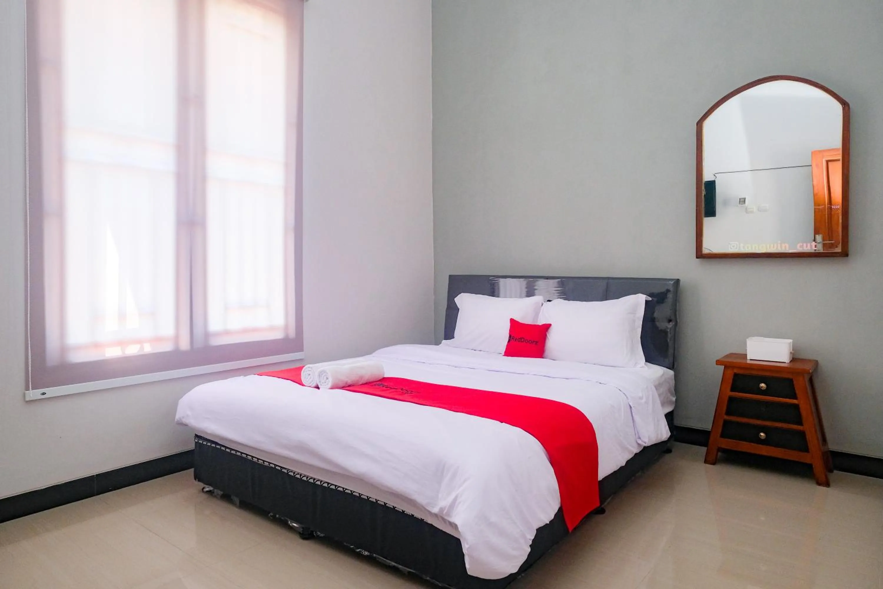 Bedroom, Bed in RedDoorz Near Majapahit Semarang