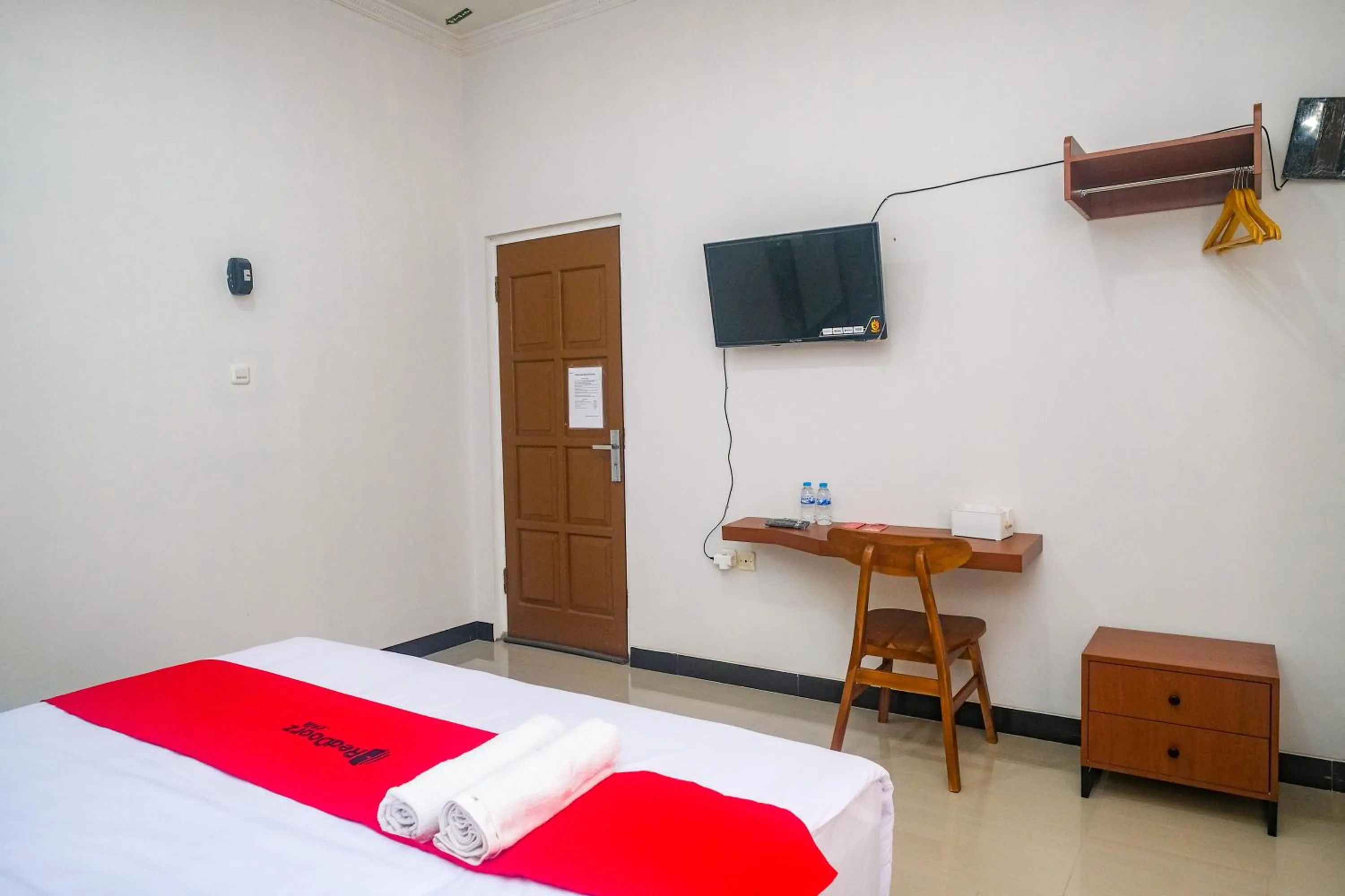 Bedroom, Bed in RedDoorz Near Majapahit Semarang