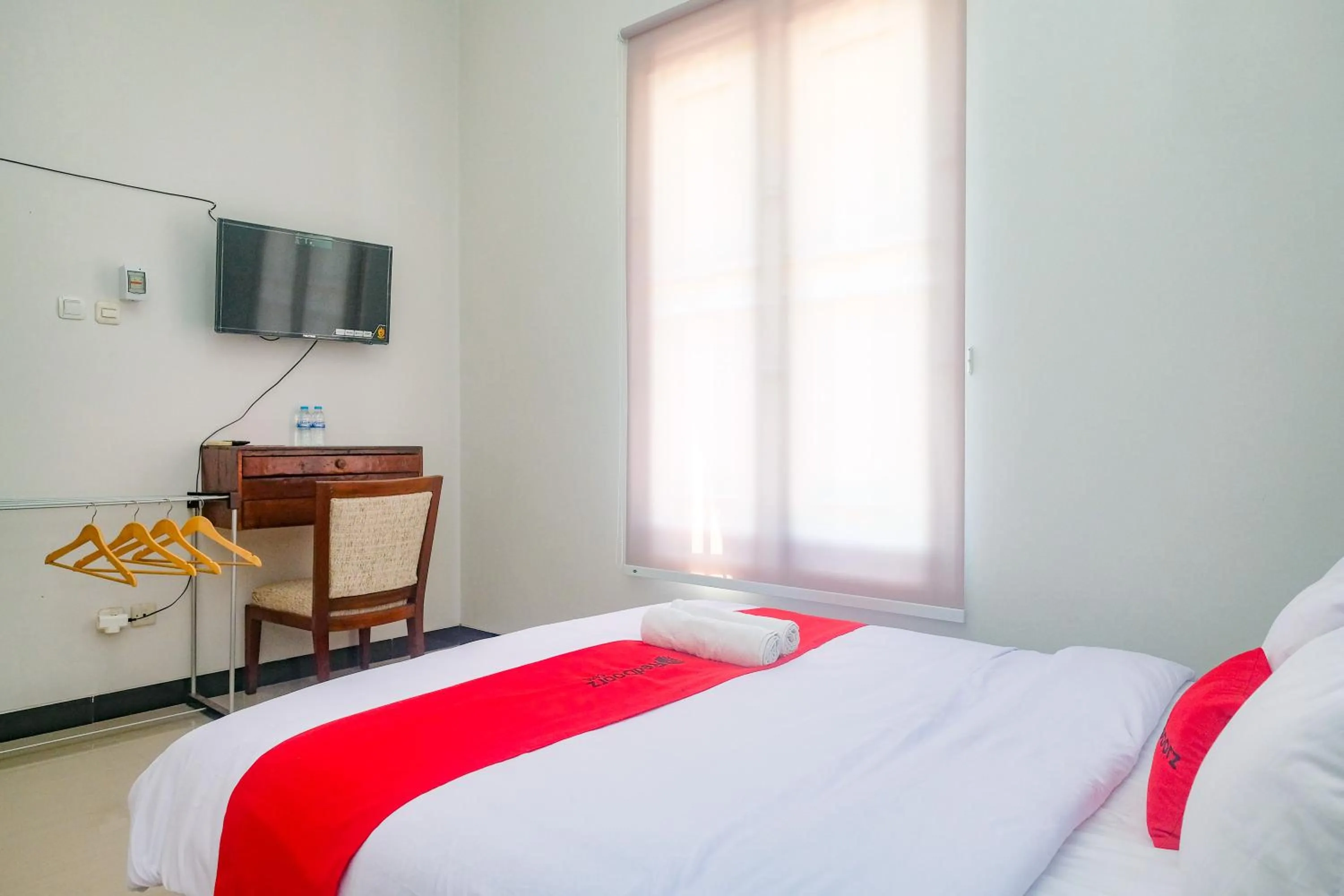 Bedroom, Bed in RedDoorz Near Majapahit Semarang