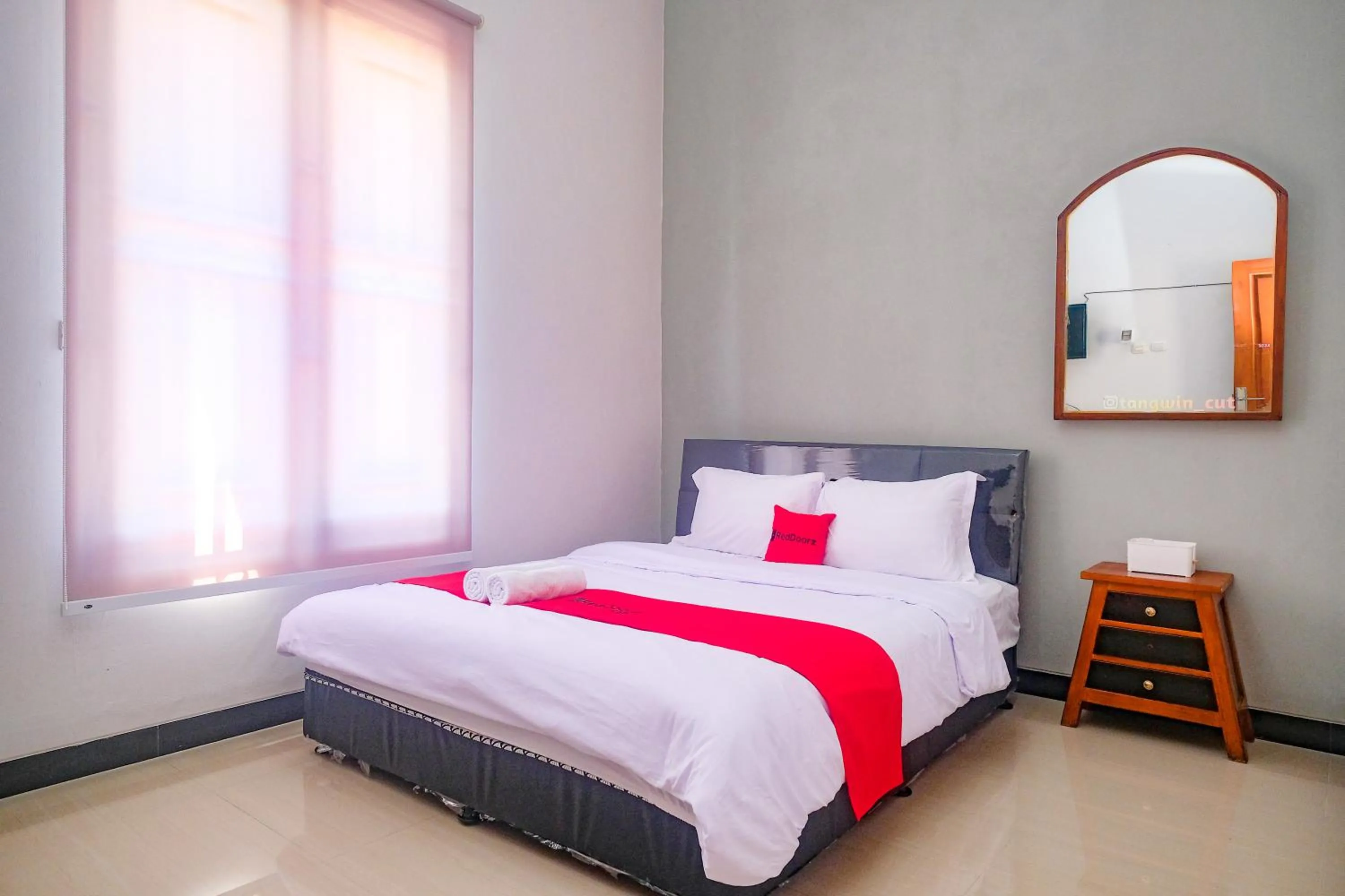 Bedroom, Bed in RedDoorz Near Majapahit Semarang