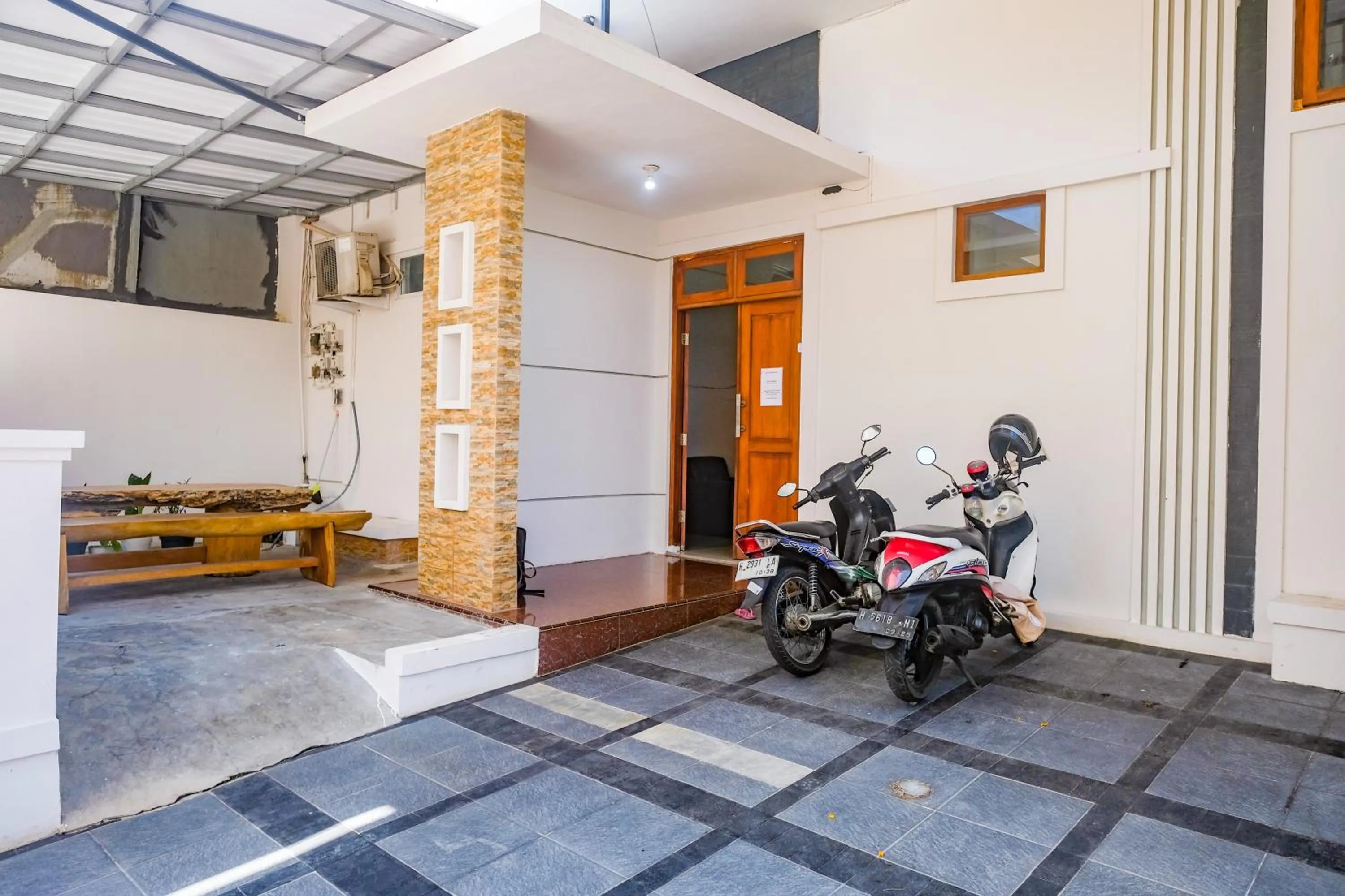 Parking in RedDoorz Near Majapahit Semarang