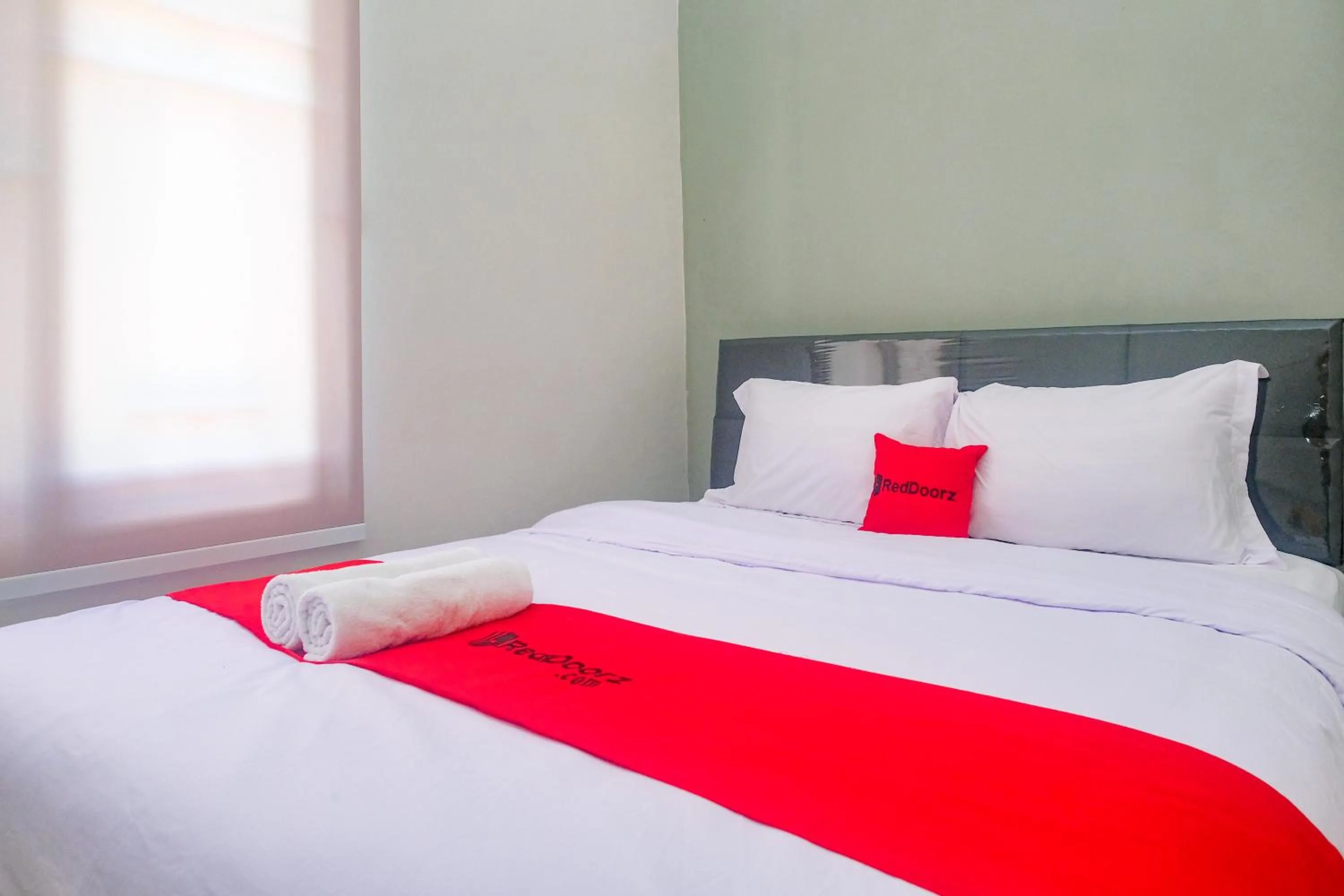 Bedroom, Bed in RedDoorz Near Majapahit Semarang