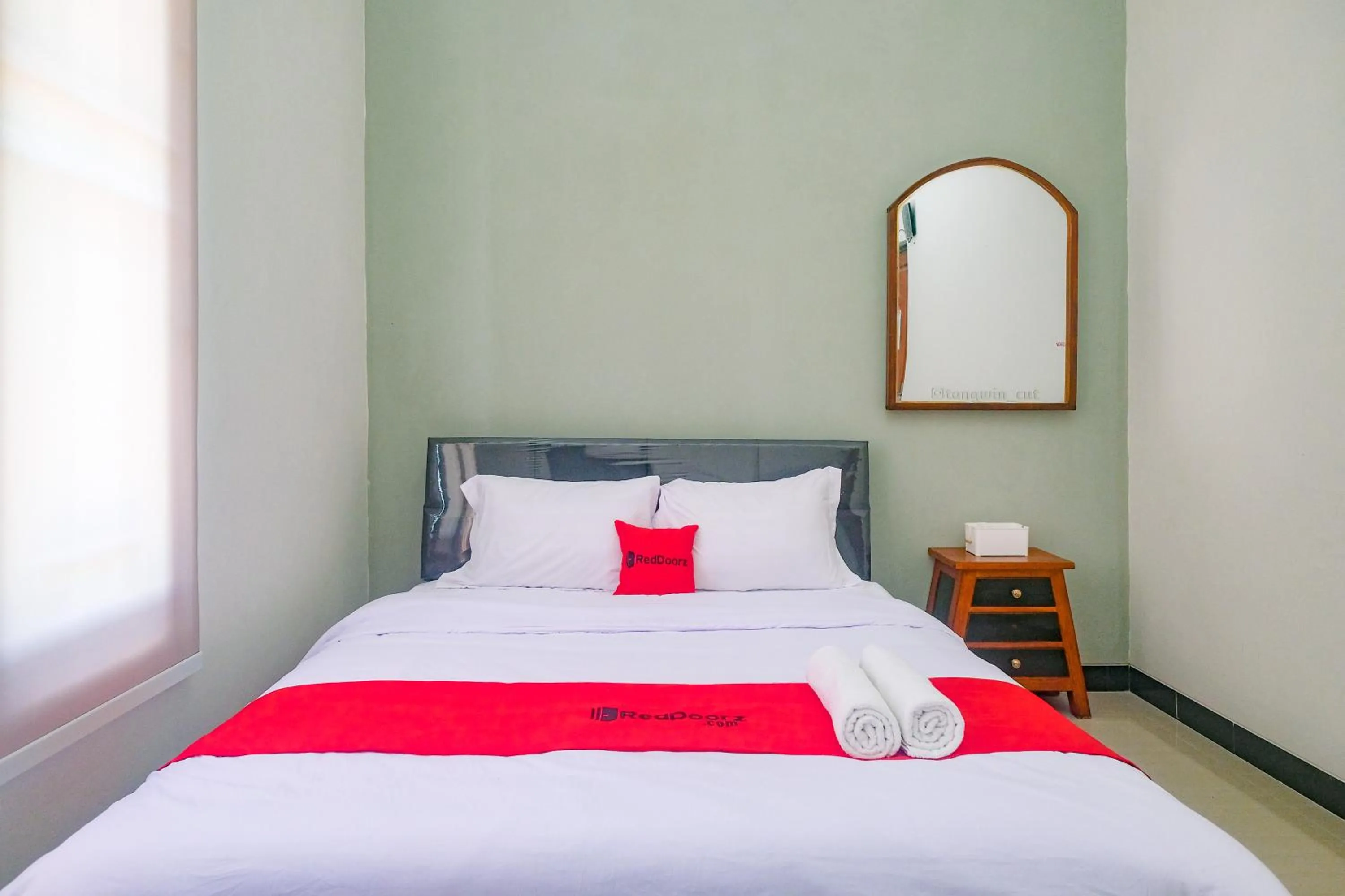 Bedroom, Bed in RedDoorz Near Majapahit Semarang
