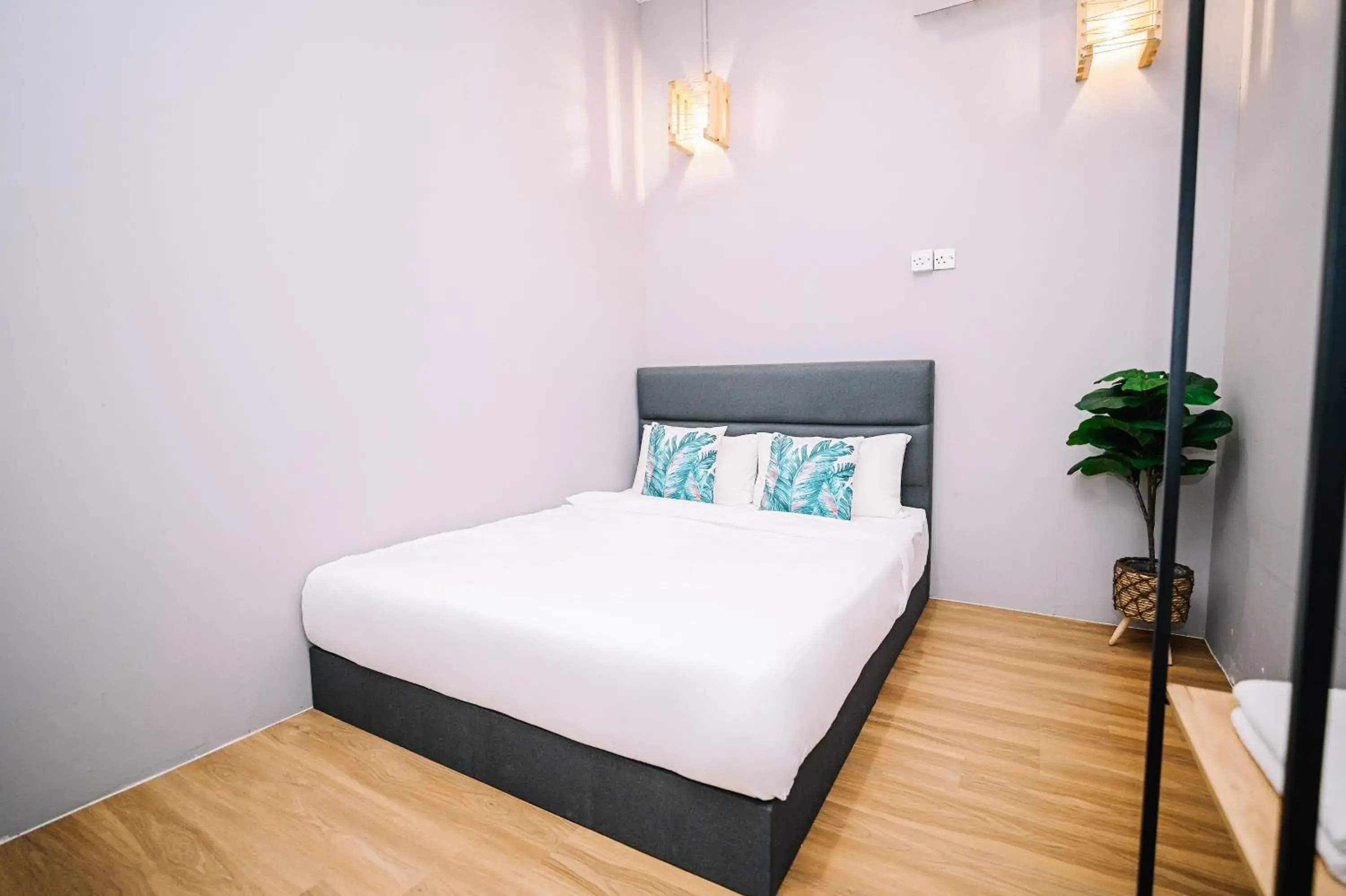 Standard Double Room with Shared Bathroom in Swing & Pillows - 87 Chulia St, Georgetown Penang Standard Double Room with Shared Bathroom in Swing & Pillows - 87 Chulia St, Georgetown Penang
