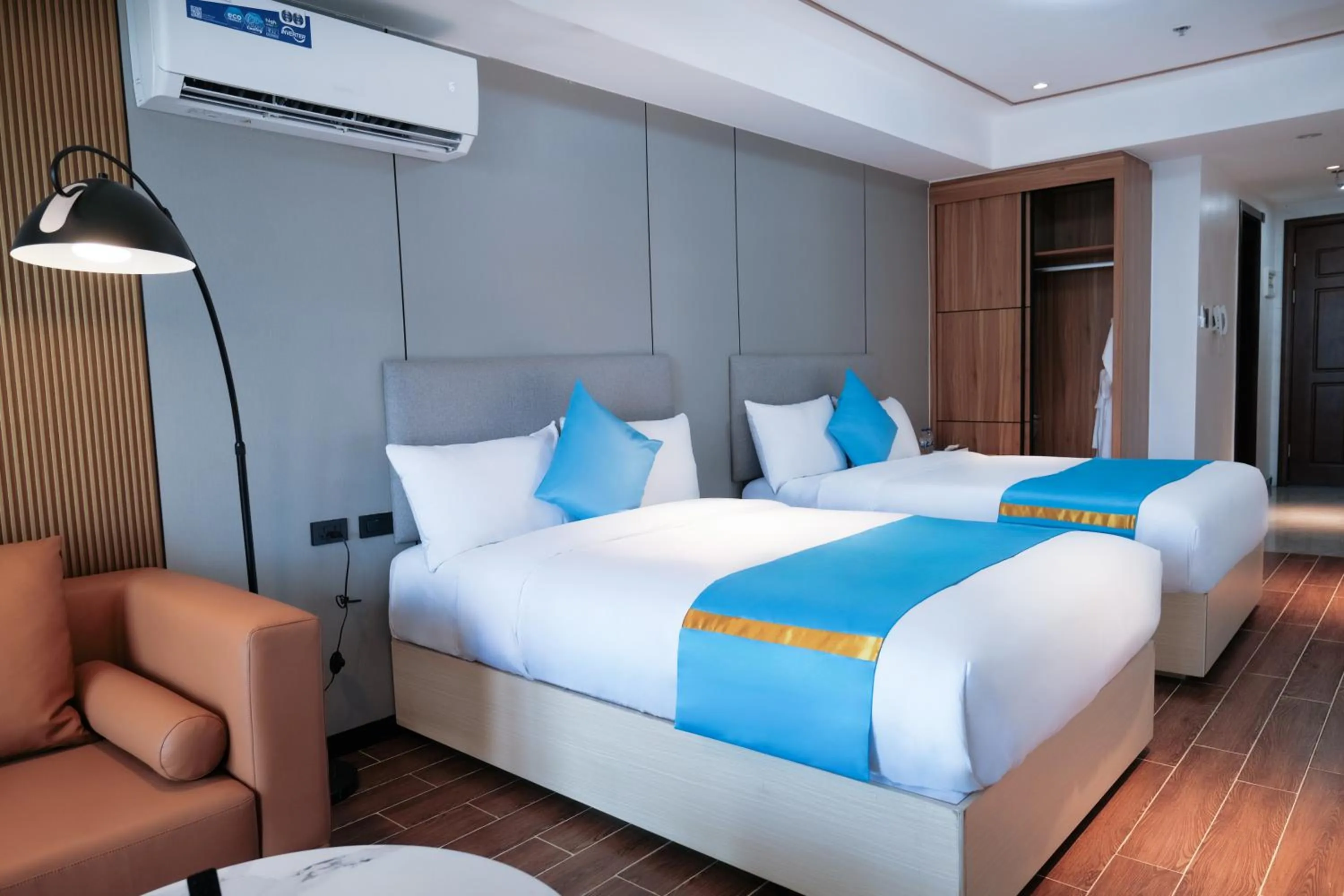 Bedroom, Bed in Golden Seagulls Hotel