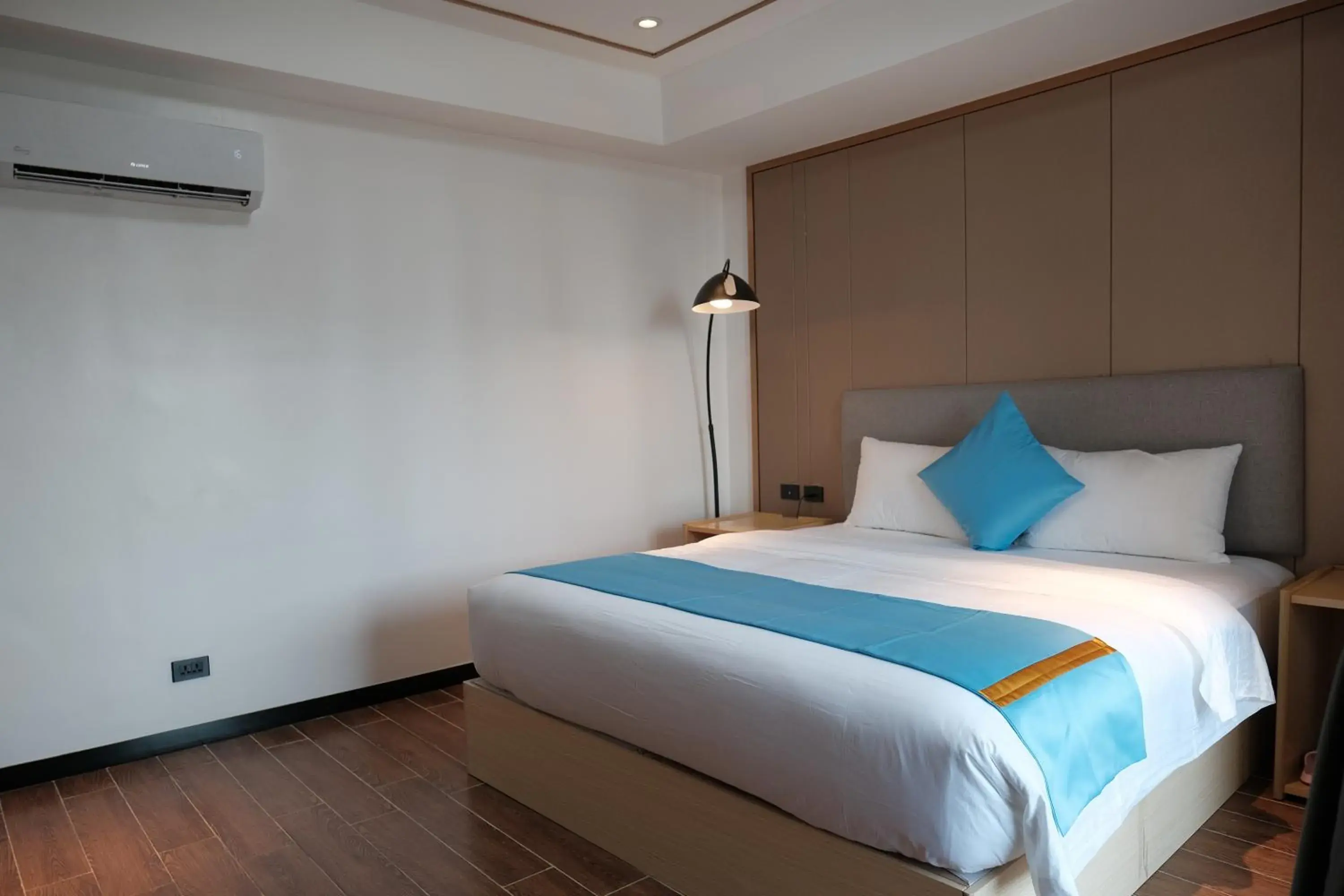 Bedroom, Bed in Golden Seagulls Hotel Bedroom, Bed in Golden Seagulls Hotel