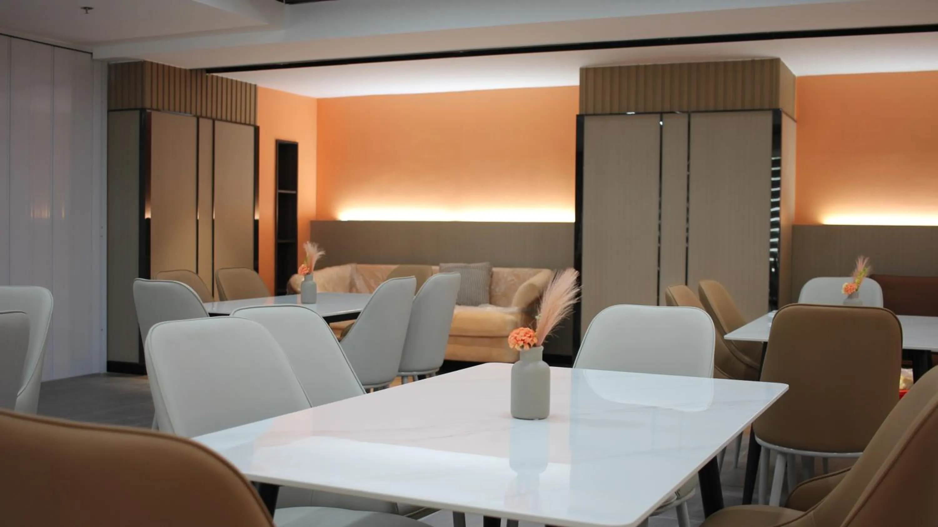 Restaurant/places to eat in Golden Seagulls Hotel