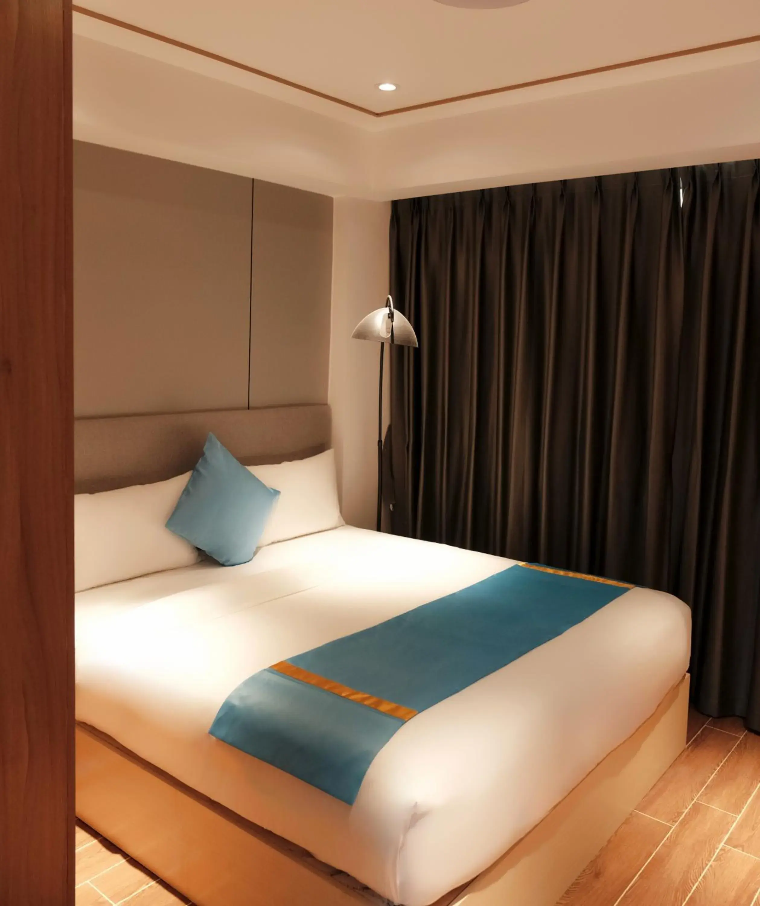 Bedroom, Bed in Golden Seagulls Hotel Bedroom, Bed in Golden Seagulls Hotel