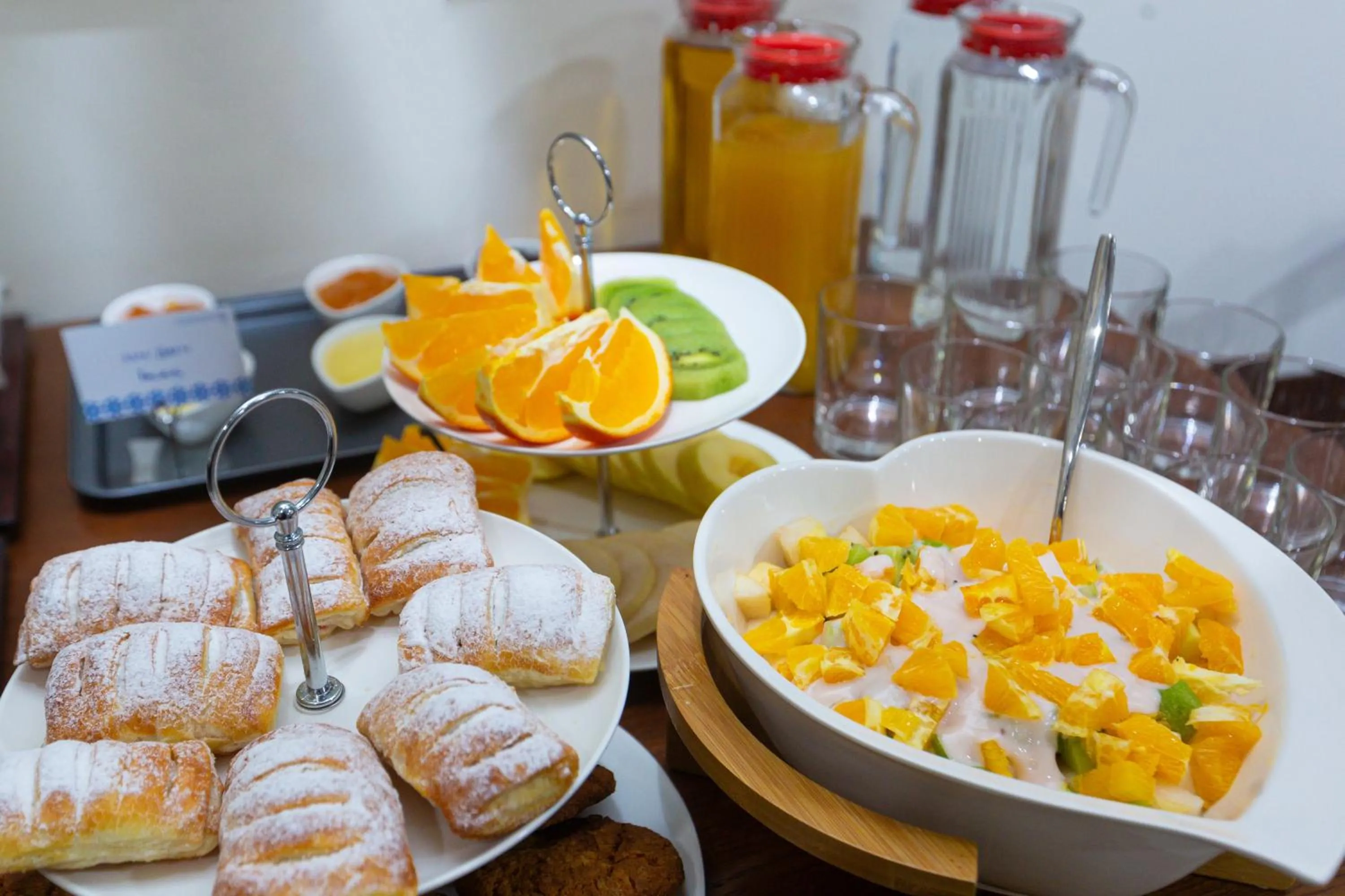 Restaurant/places to eat in Iman Hotel
