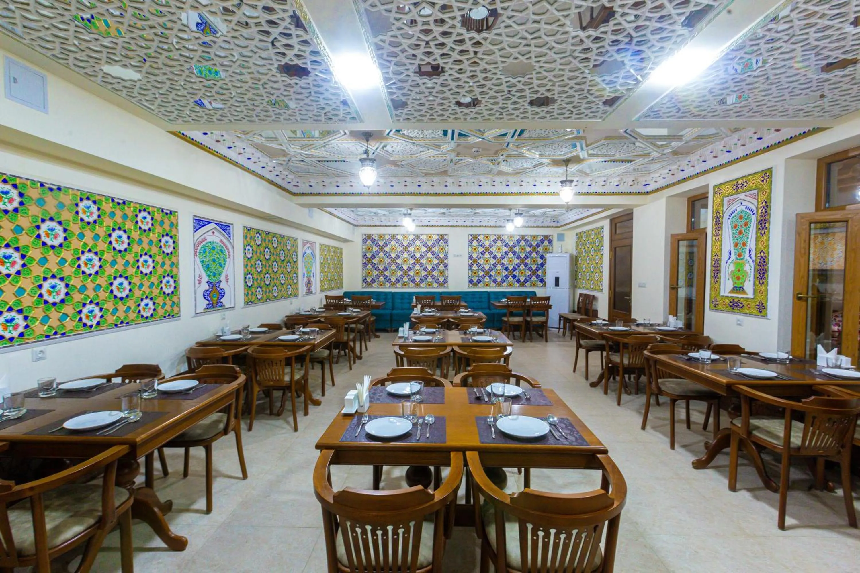 Restaurant/places to eat in Iman Hotel
