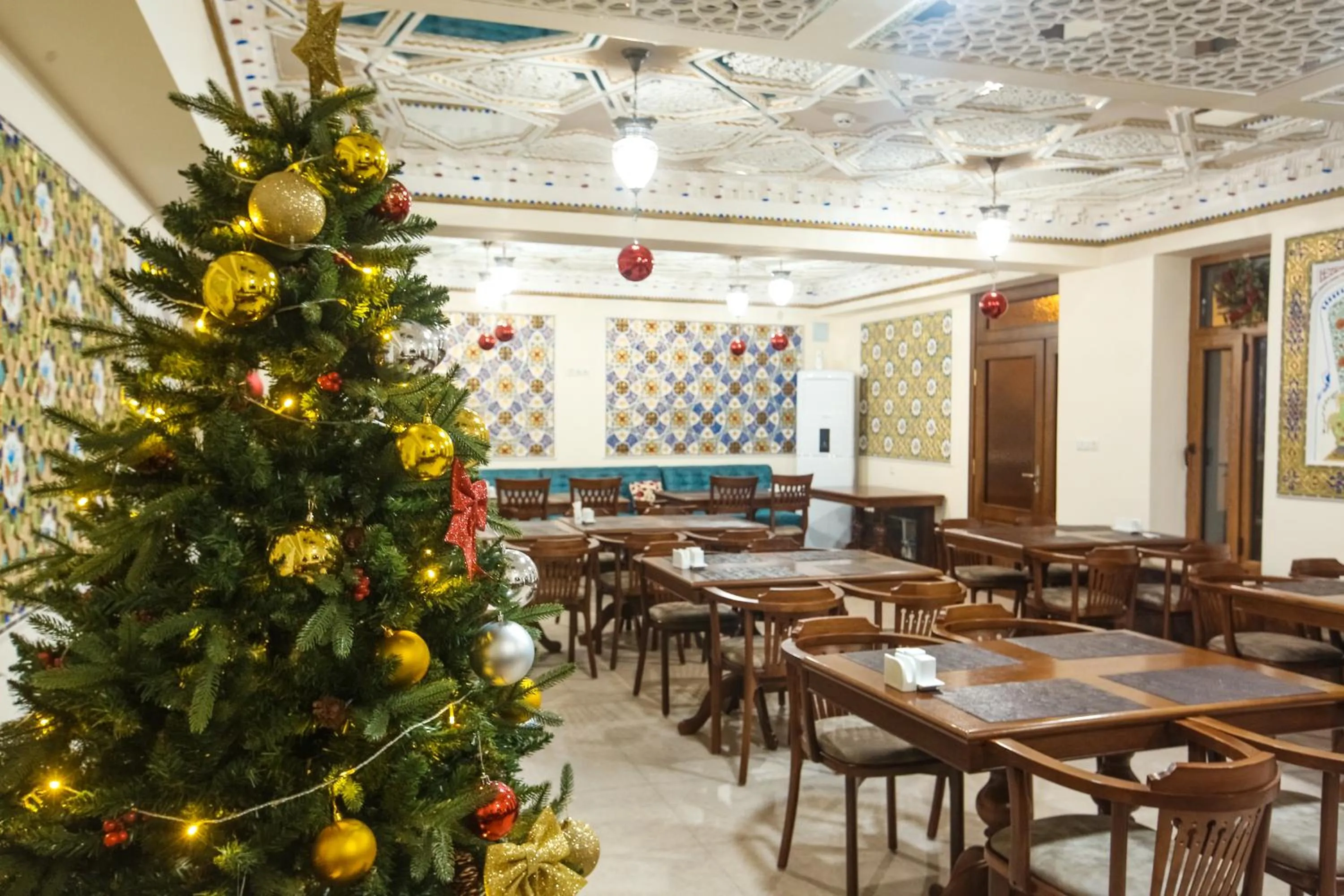 Restaurant/places to eat in Iman Hotel