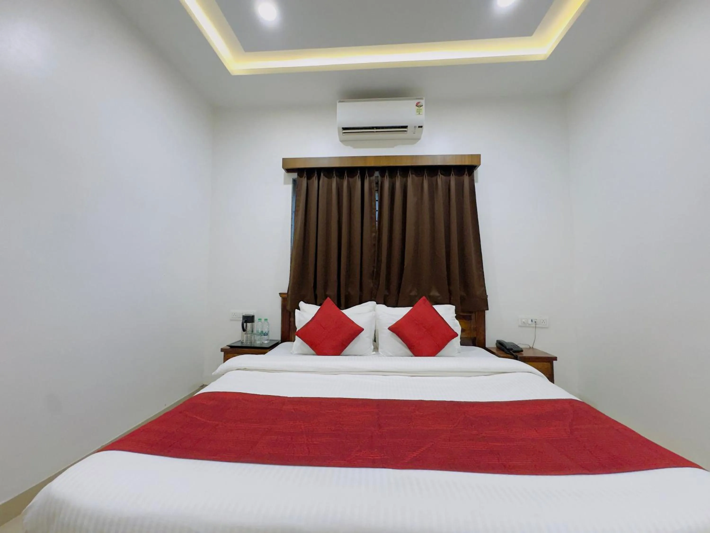 Bedroom, Bed in Hotel Jyotirlinga- One Way Drop to Mahakal Temple
