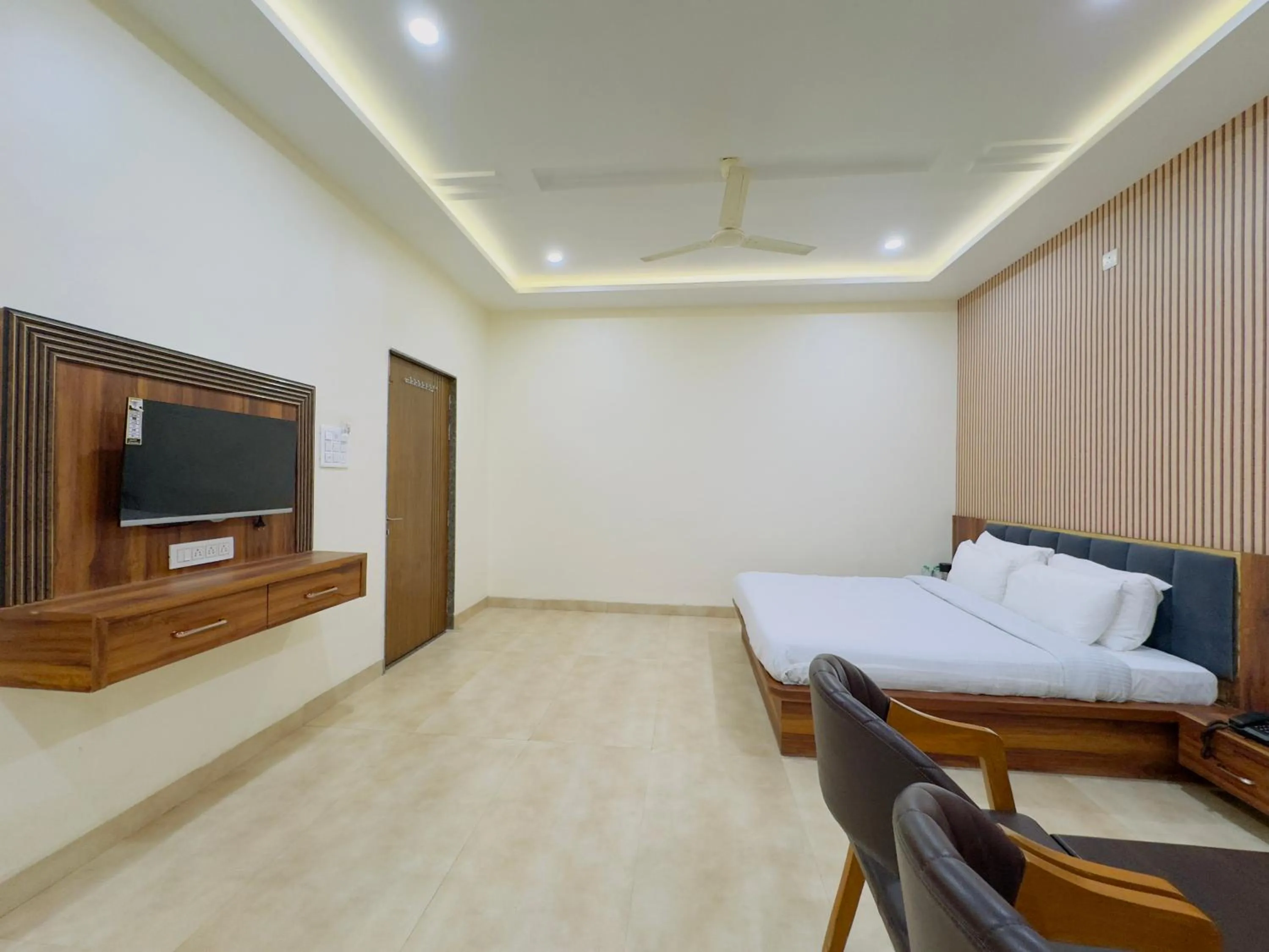 Communal lounge/ TV room, Bed in Hotel Jyotirlinga- One Way Drop to Mahakal Temple