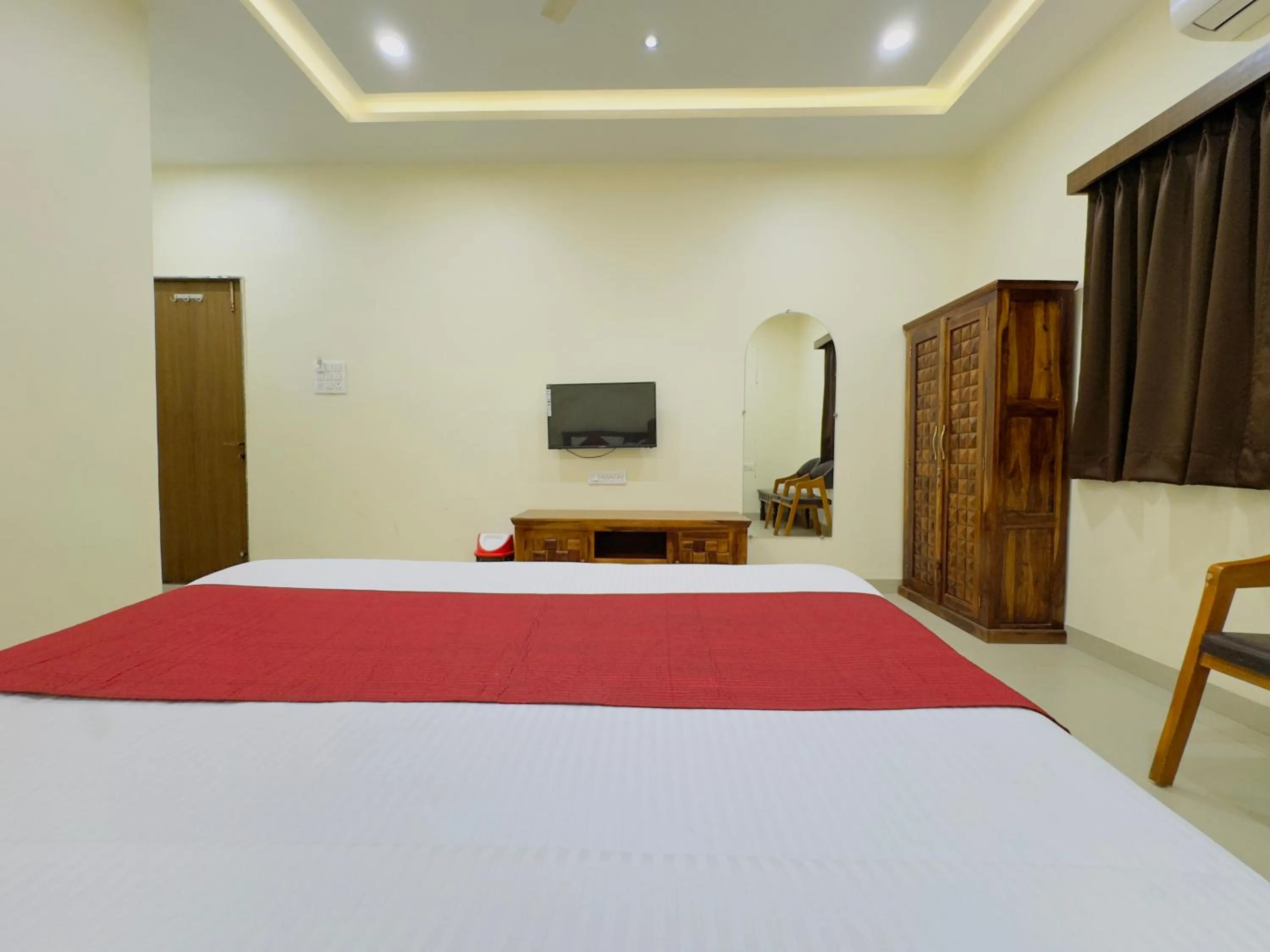 Photo of the whole room, Bed in Hotel Jyotirlinga- One Way Drop to Mahakal Temple