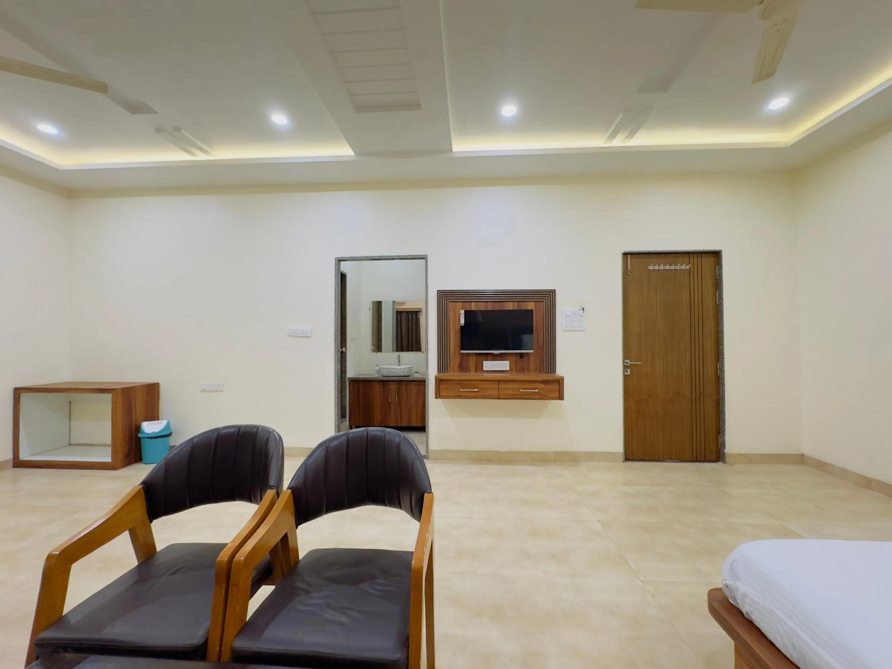 Photo of the whole room in Hotel Jyotirlinga- One Way Drop to Mahakal Temple