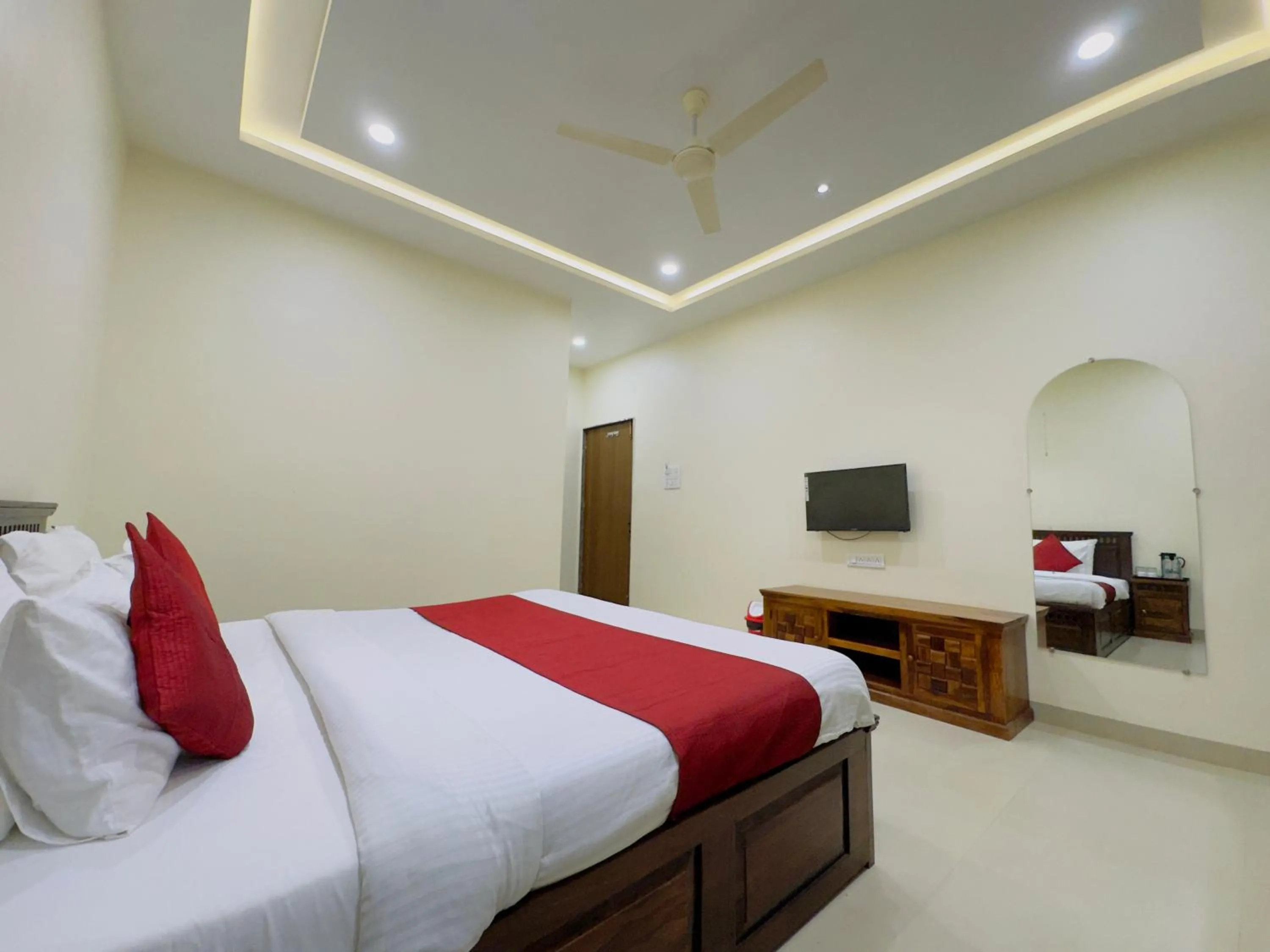 Communal lounge/ TV room, Bed in Hotel Jyotirlinga- One Way Drop to Mahakal Temple