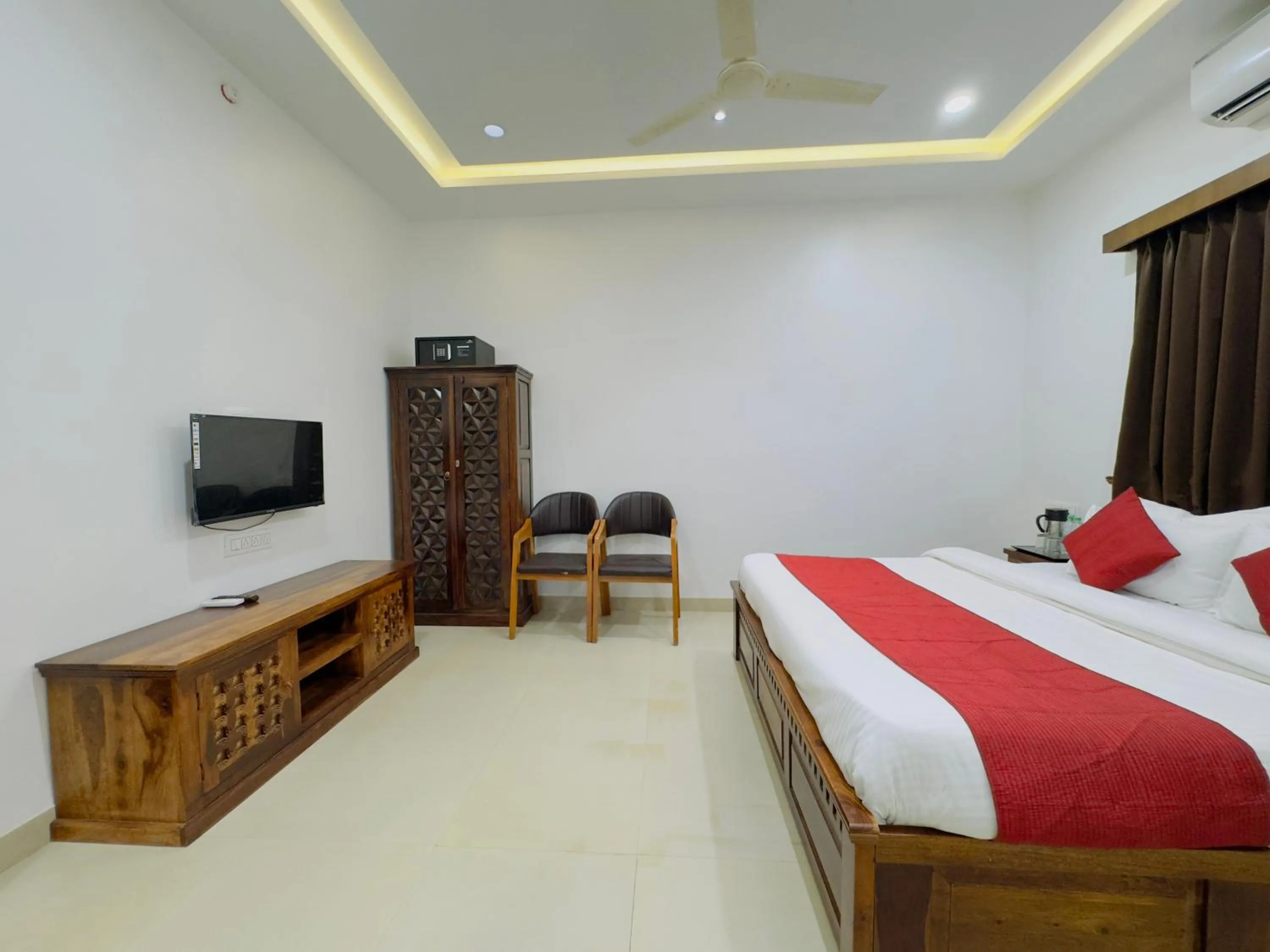 Photo of the whole room, Bed in Hotel Jyotirlinga- One Way Drop to Mahakal Temple
